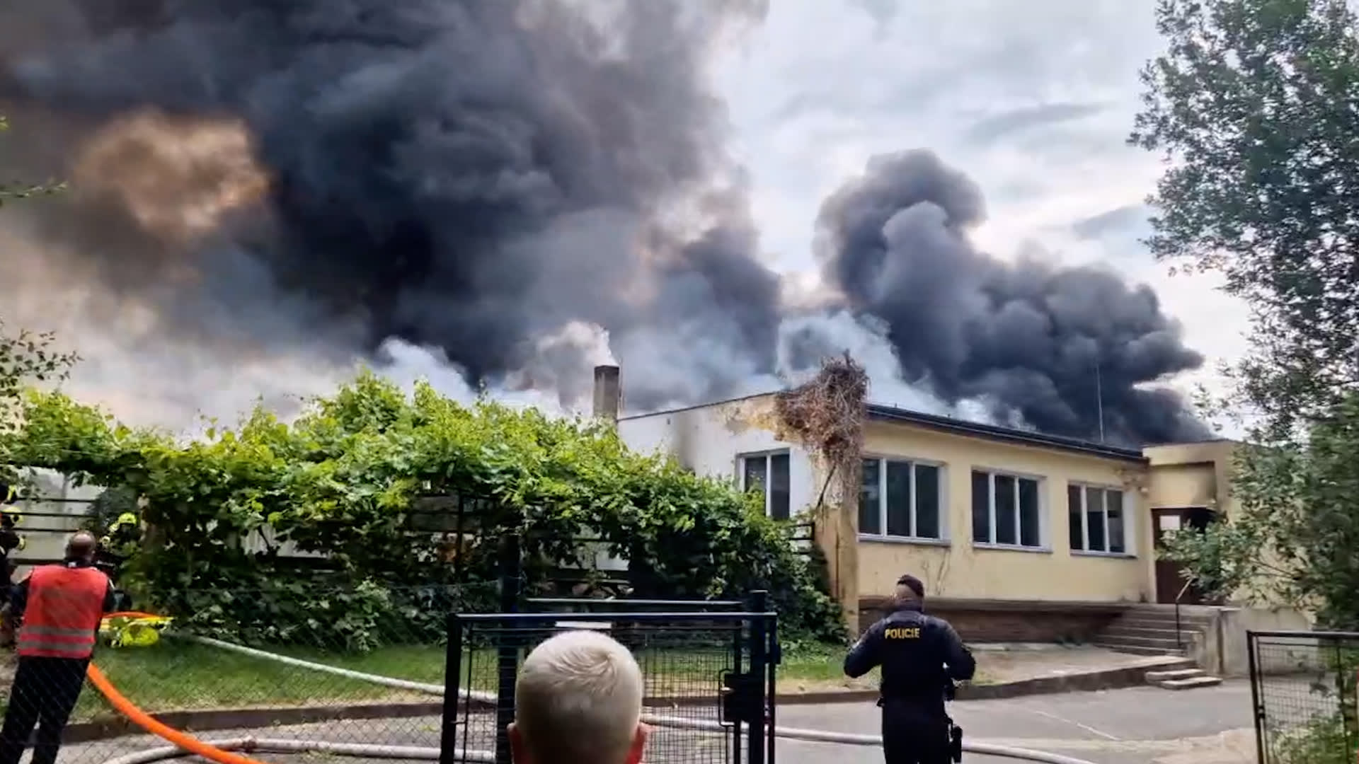K požáru střelnice v Sedleci vyrazili také pražští záchranáři.