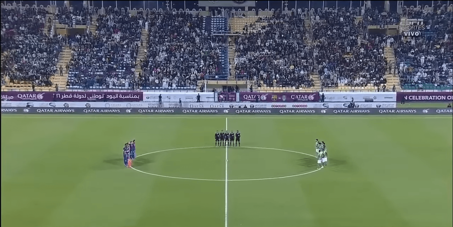 Minuta ticha před zápasem mezi španělskou Barcelonou a saúdským klubem Al Ahli