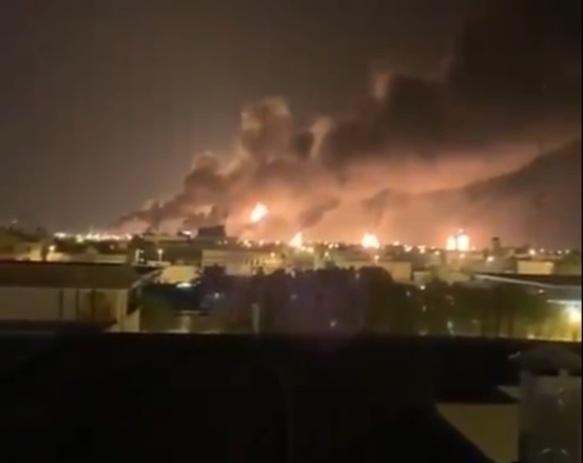 Požár ropného zařízení v Saúdské Arábii