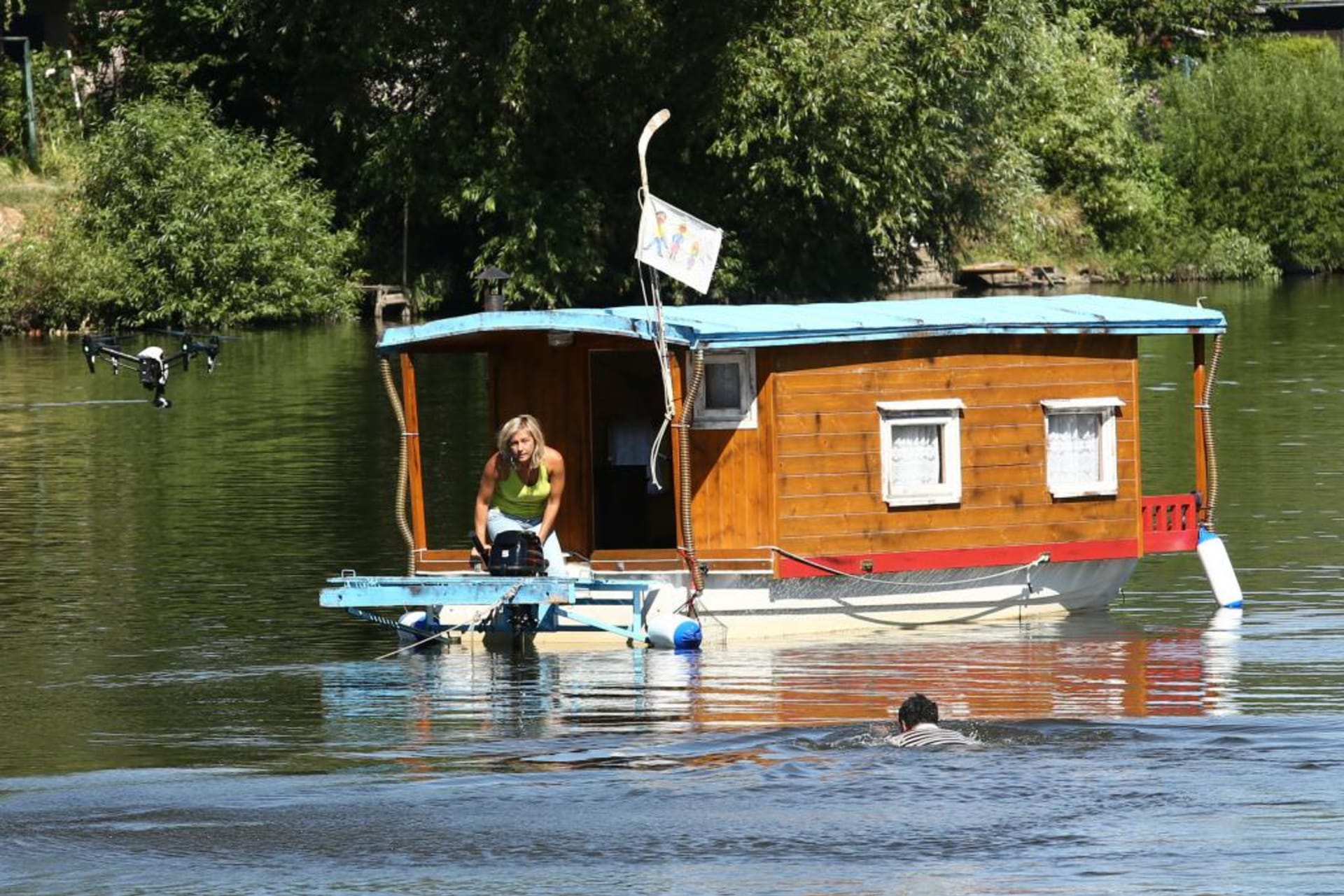 Vanda Hybnerová na řece, snímá ji letecký dron