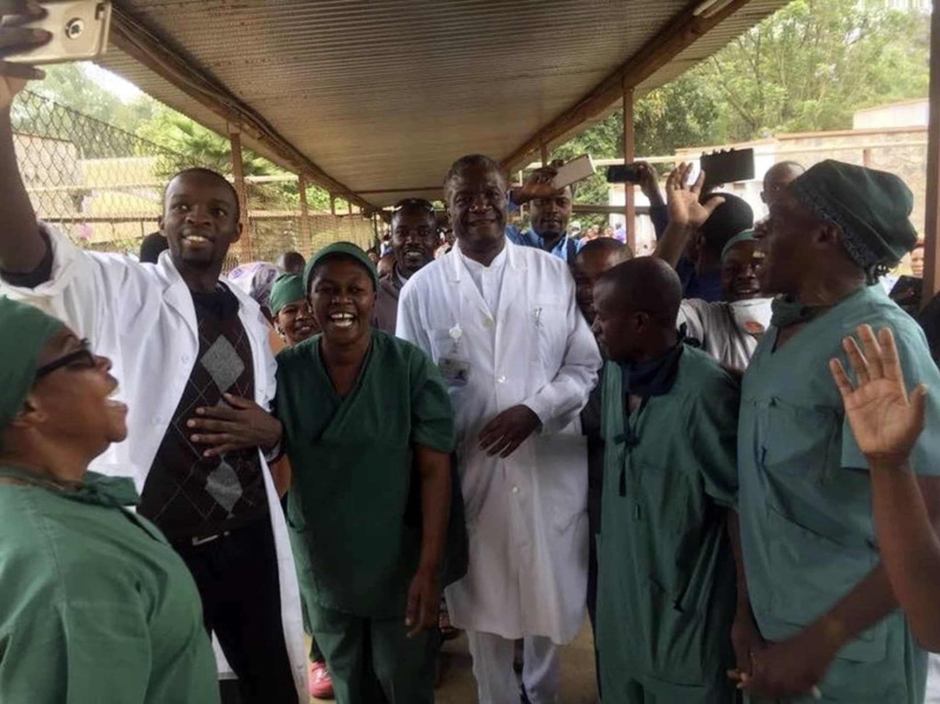 Doktor Denis Mukwege se svými kolegy v nemocnici v Kongu