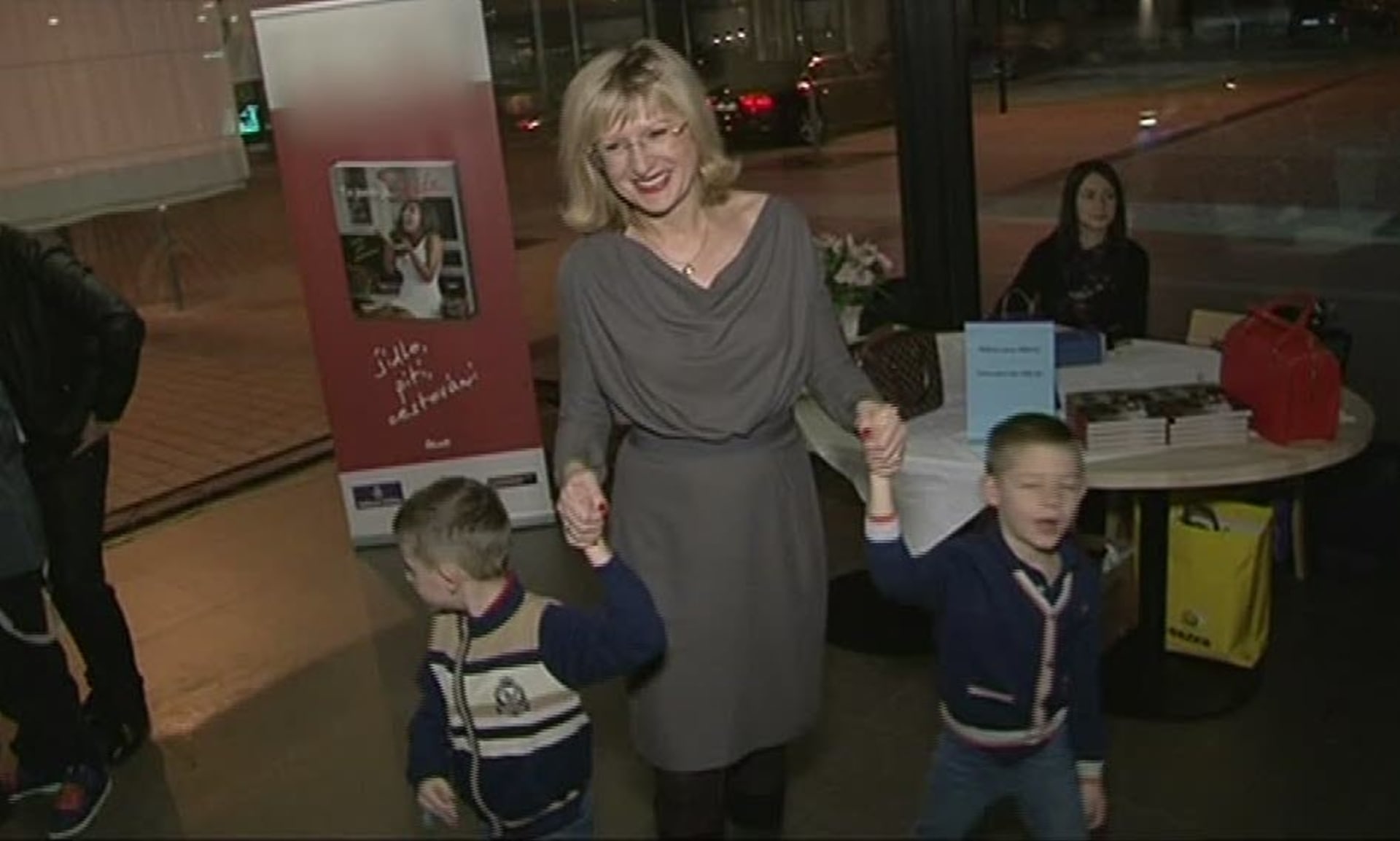 Video VIP zprávy: Štěpánka Duchková vedla své dva syny k zápisu do školy