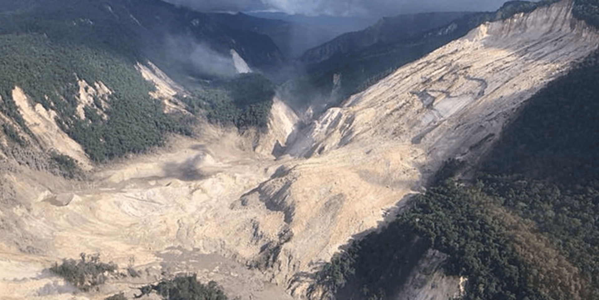 Zemětřesení a sesuvy půdy Papua-Nová Guinea