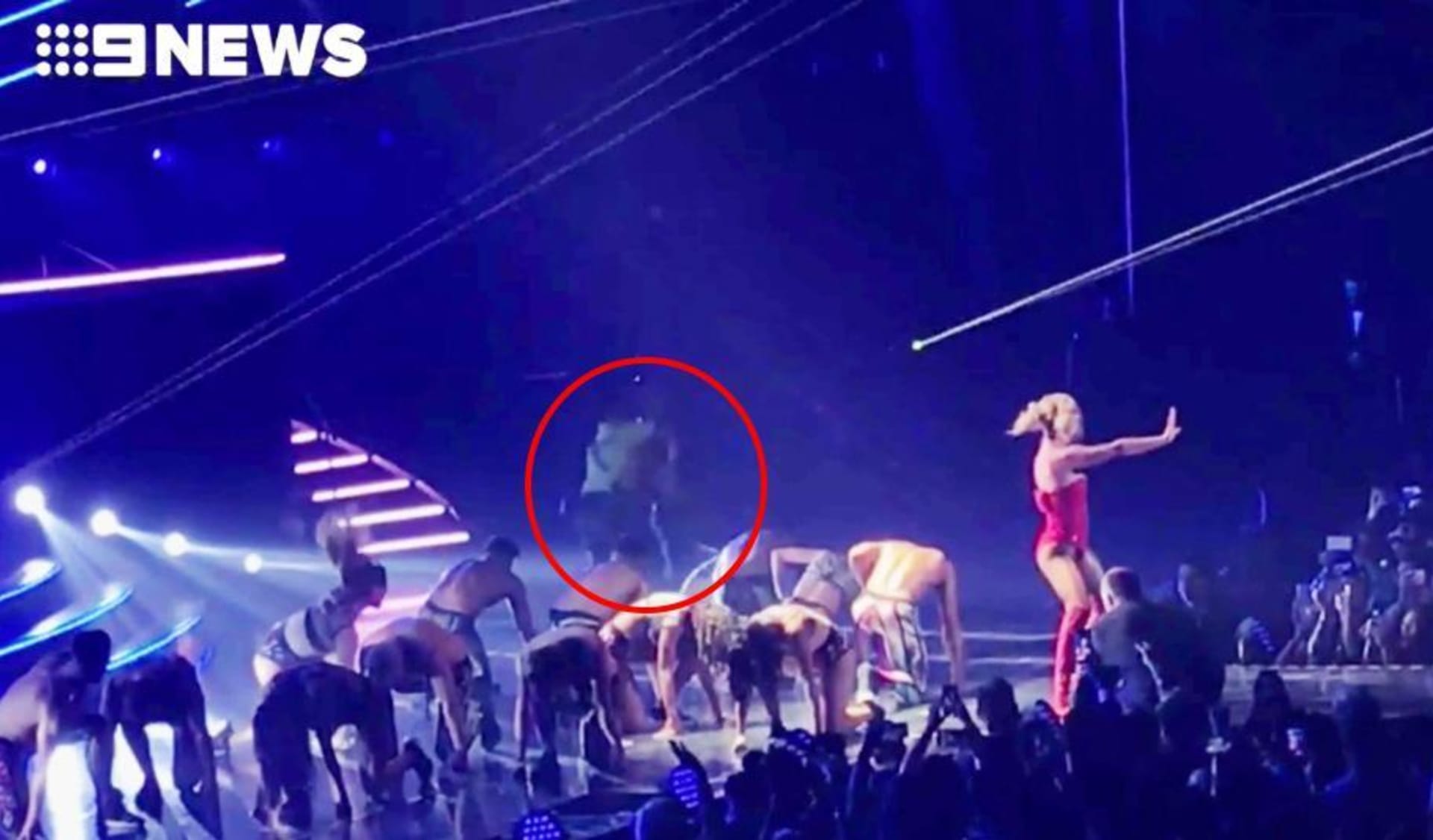 Bláznivý fanoušek skočil na pódium za Britney Spears