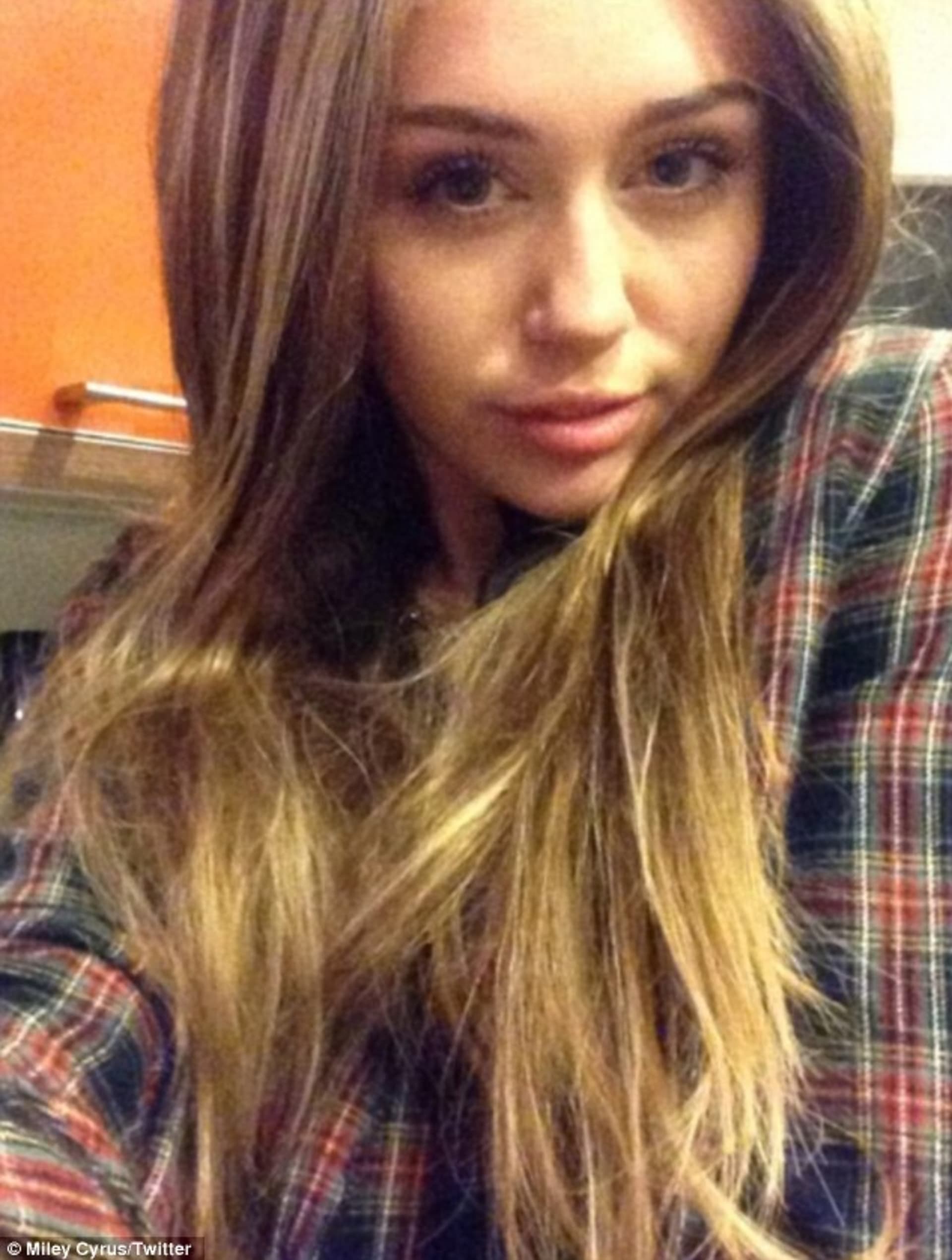 Připomínka starých časů, kdy nosila Miley dlouhé vlasy