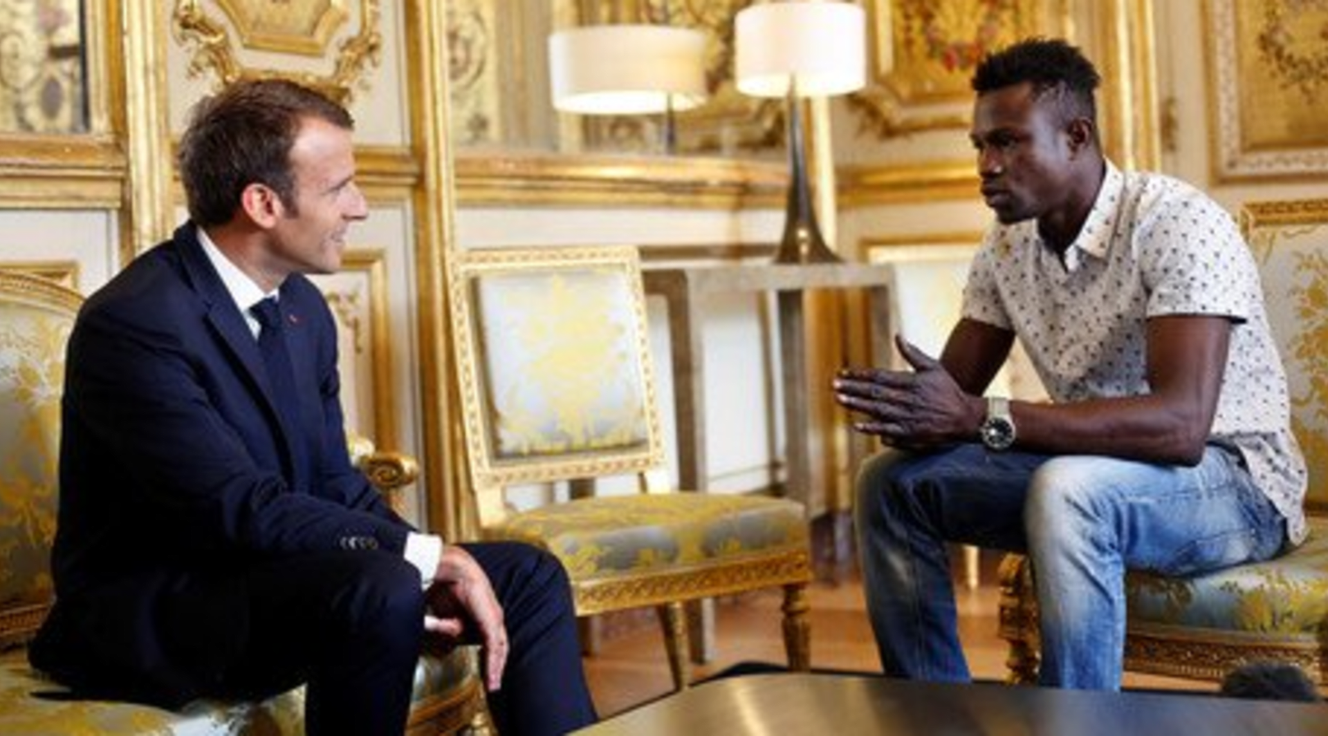 Pařížský hrdina: Malijský migrant zachránil dítě visící z balkónu. Za svou odvahu získal francouzské občanství