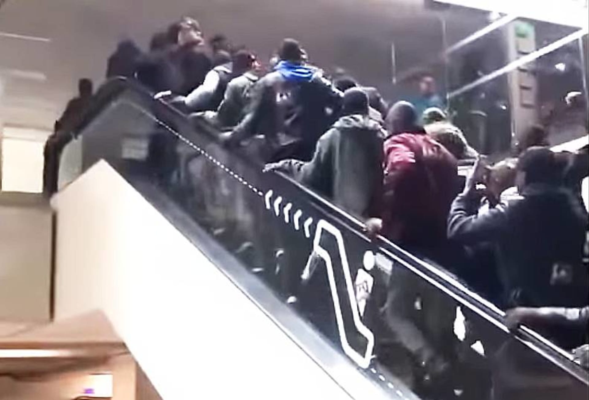 stovky migrantů na pařížském letišti Charles de Gaulla