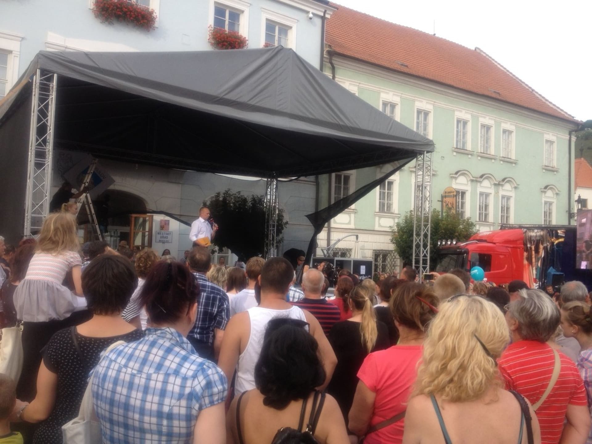 Moderátor Karel Voříšek si s diváky dělá, co chce. Všechny lidi na náměstí dokázal neuvěřitelným způsobem velice rychle rozhýbat!