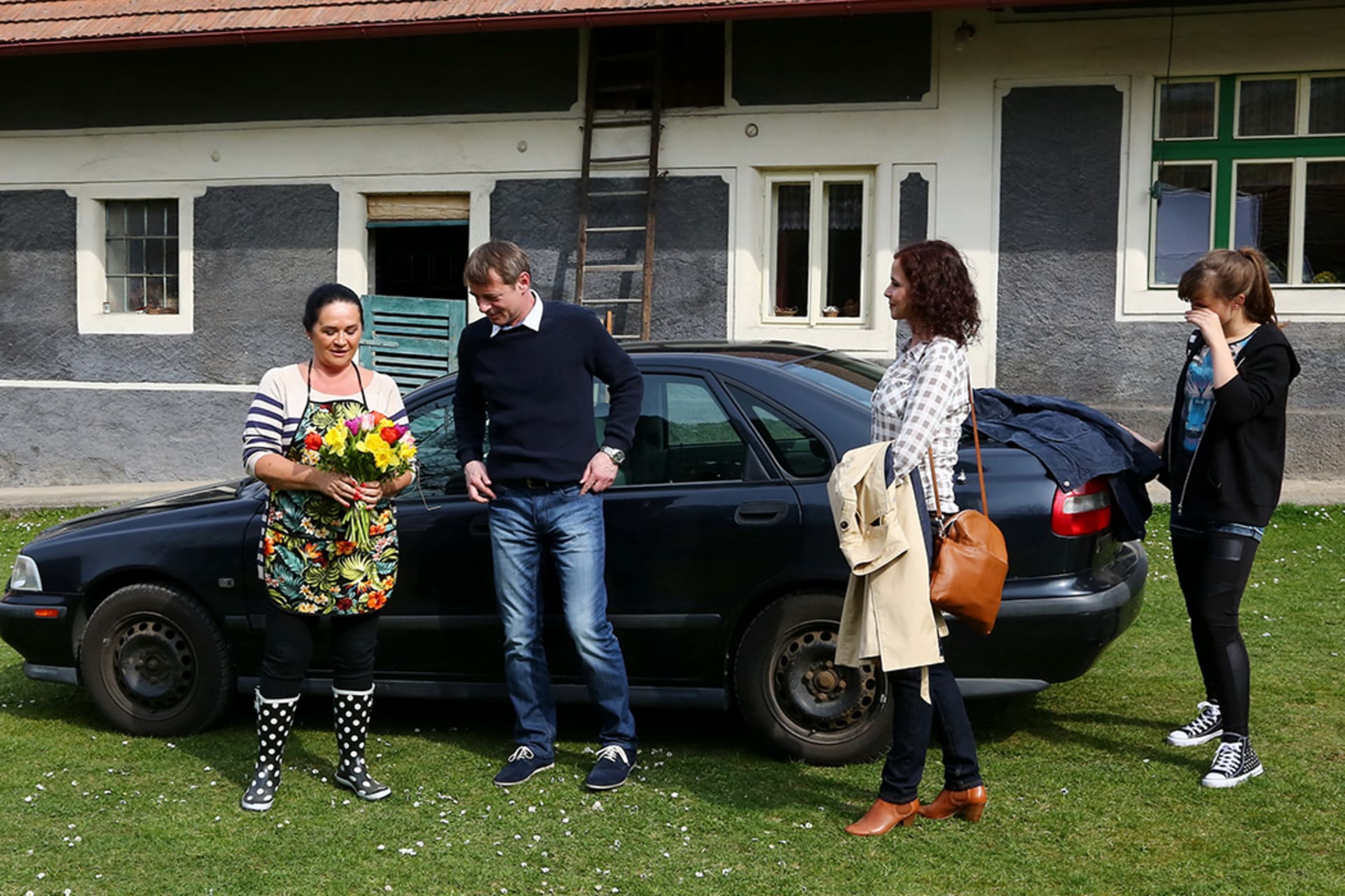 Ivan Drozd s rodinou přijíští za dědou a babičkou