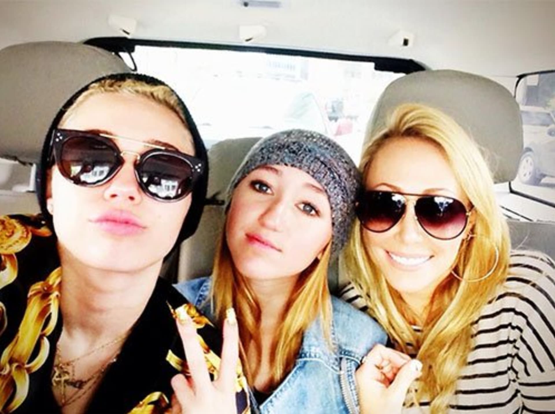 Miley Cyrus,  její sestra Noah a matka Tish (zleva)