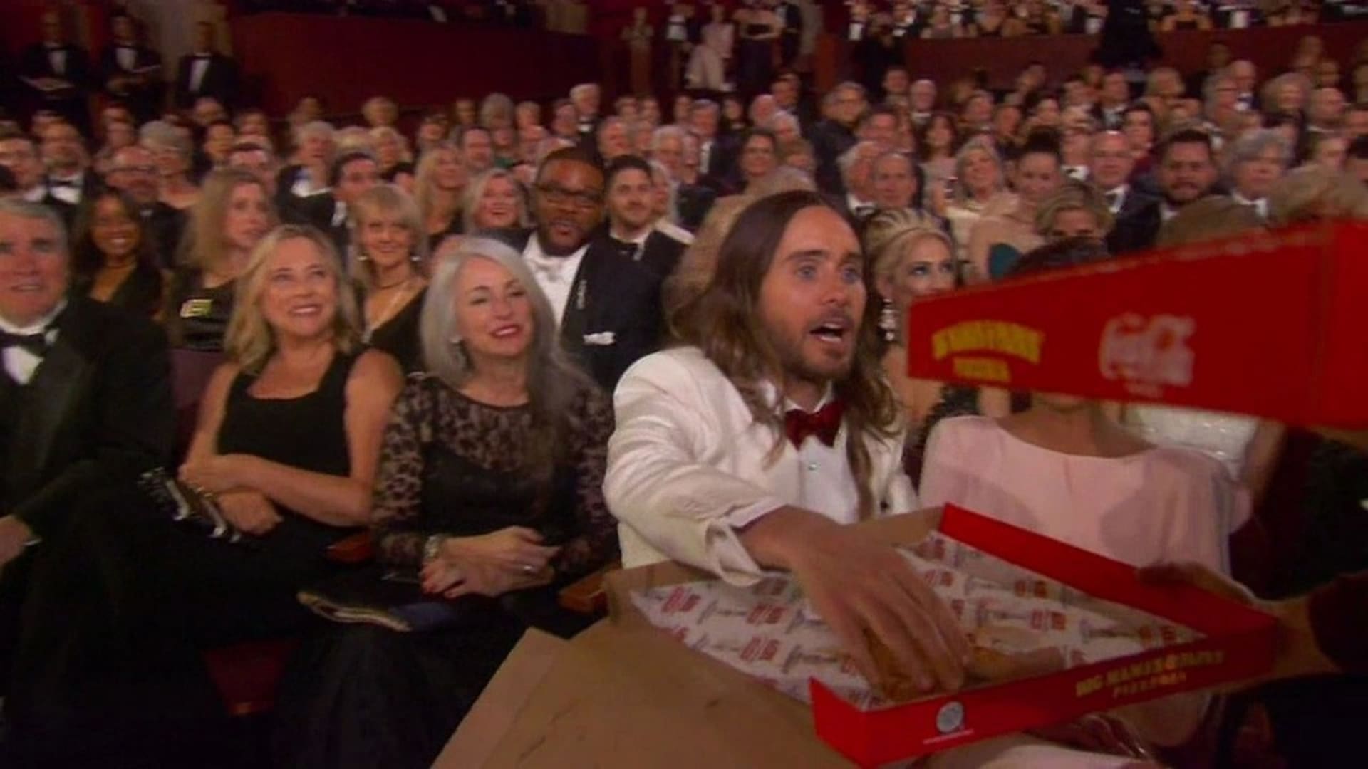 "Dá si někdo pizzu?" Podívejte se, jak se ládovali na Oscarech. Poslíček s pizzou na tuto objednávku nikdy nezapomene. Moderátorka Ellen DeGeneres objednala pizzu, kterou roznášela spolu s poslíčkem mezi publikem na 86. ročníku předávání Oscarů.