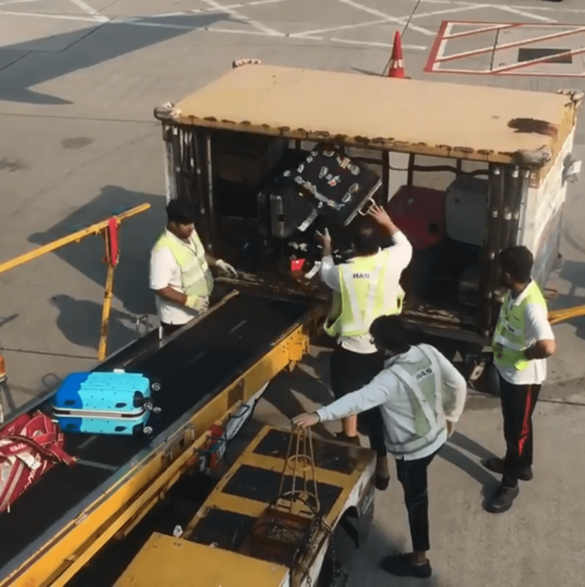 Pracovníci letiště v Hongkongu zacházeli se zavazadly cestujících hodně nešetrným způsobem