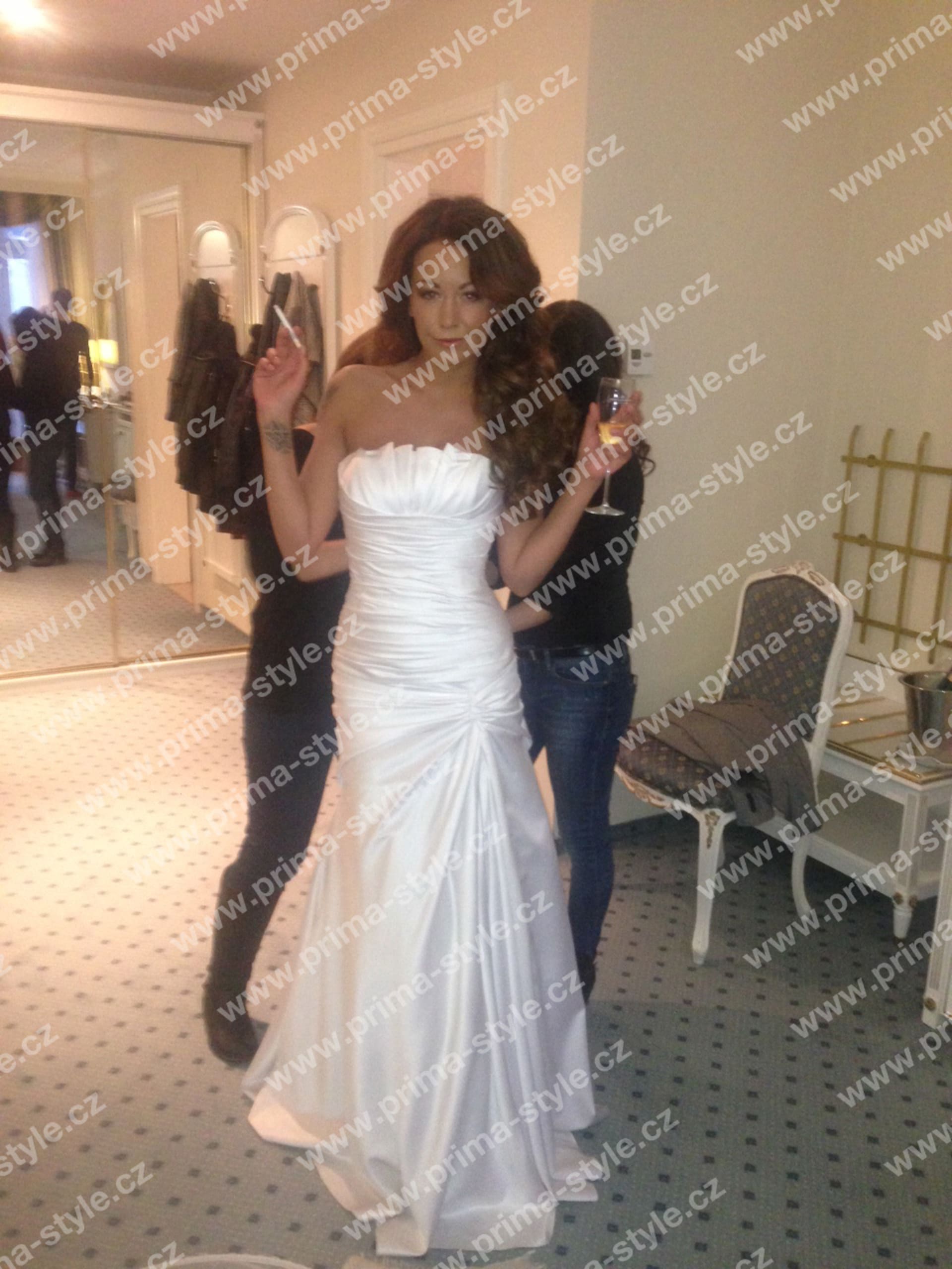 Nevěsta Agáta Hanychová si při oblékání do svatebních šatů neodepřela ani cigaretu