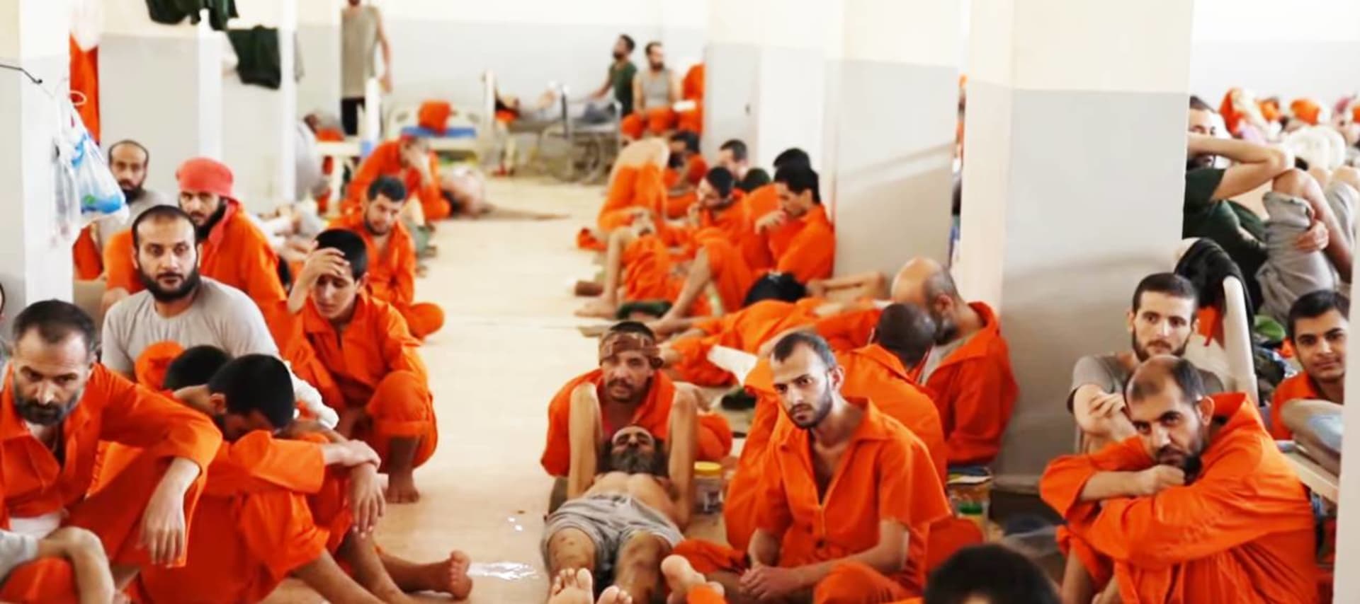 bojovníci ISIL v deportačním centru