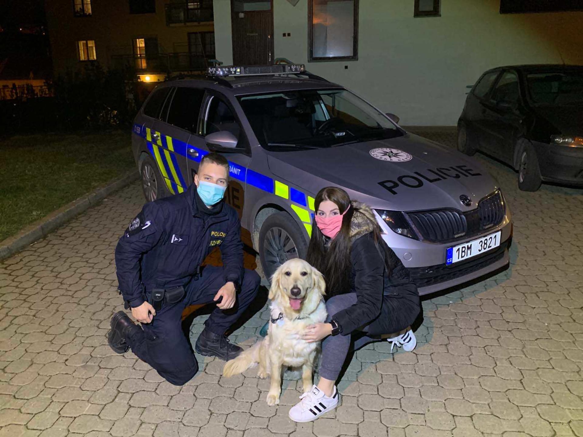 Policisté se zachráněným psem
