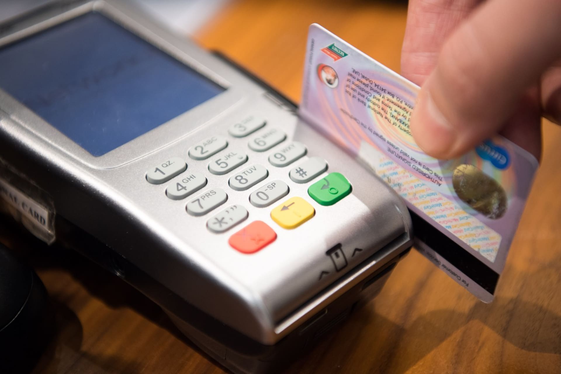 Aby byla kreditka využita smysluplně, je nutné s ní platit bezhotovostně...