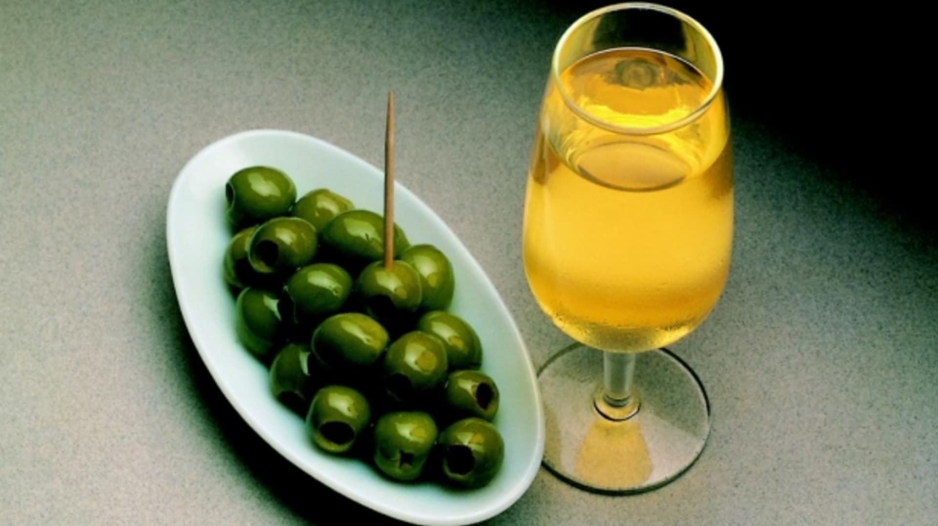 Olivy a víno - to je španělská klasika. FOTO: Delfin Travel