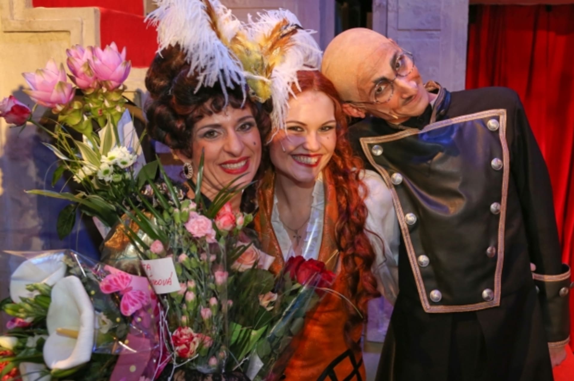 Dita Hořínková, Eliška Ochmanová a Jakub Šlégr v muzikálu Casanova v pražském divadle Broadway