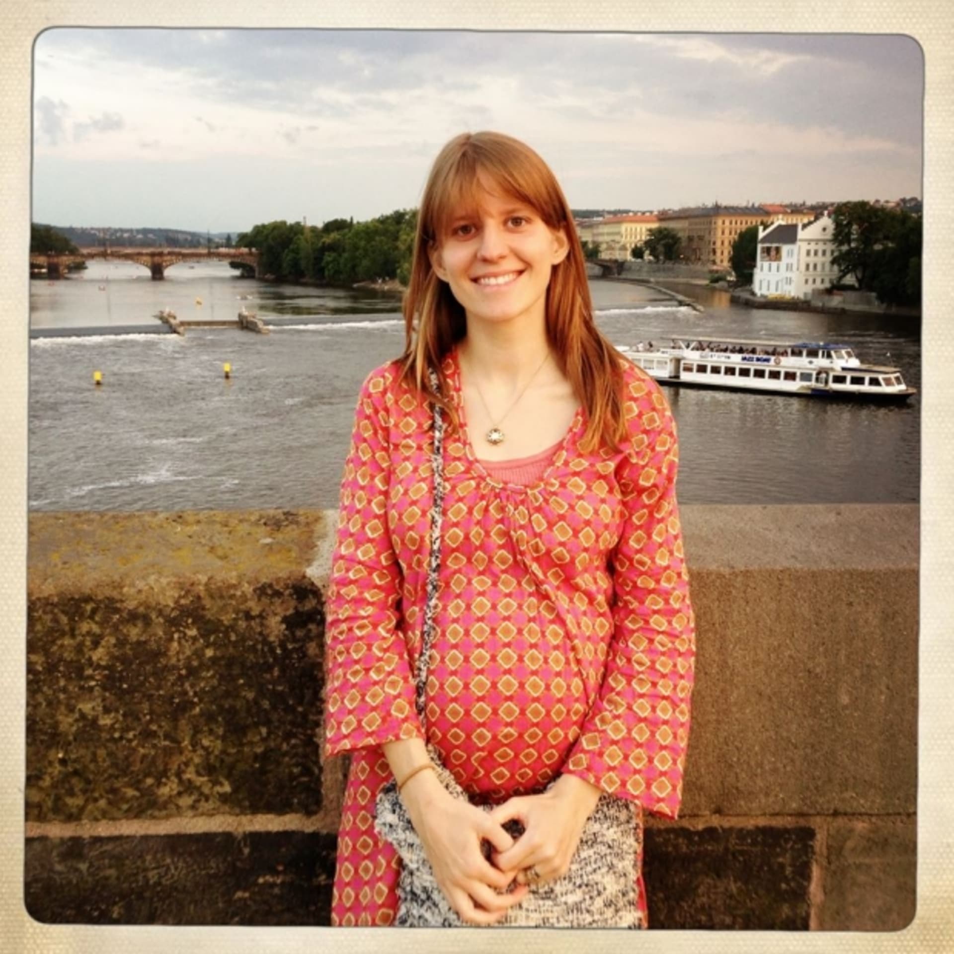 Markéta Irglová se na návštěvě Prahy pyšní svým těhotenským bříškem