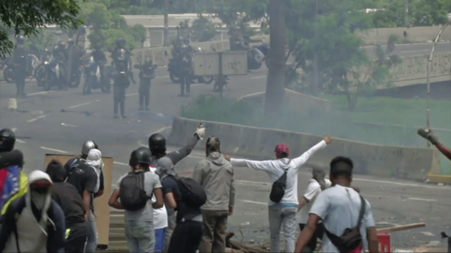Odpůrci venezuelské vlády se v Caracasu střetli s policií