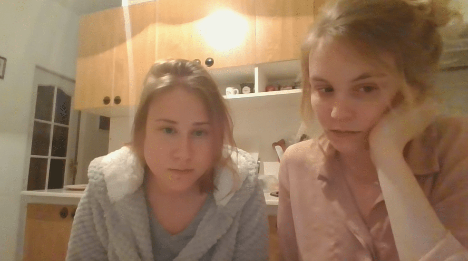 Video s dívkami, které mají být nakažené koronavirem