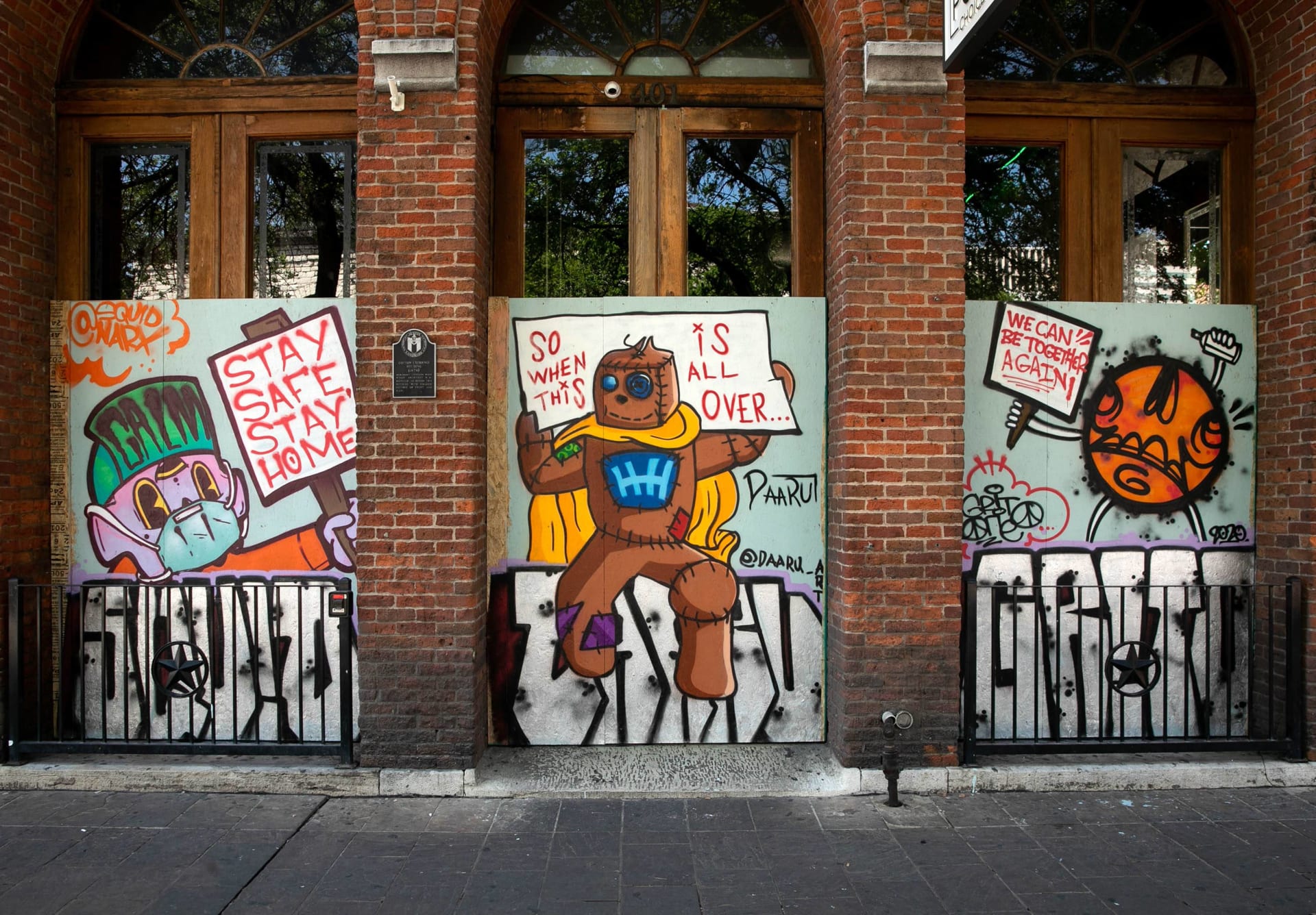 Graffiti v New Yorku se snaží situaci pandemie odlehčit