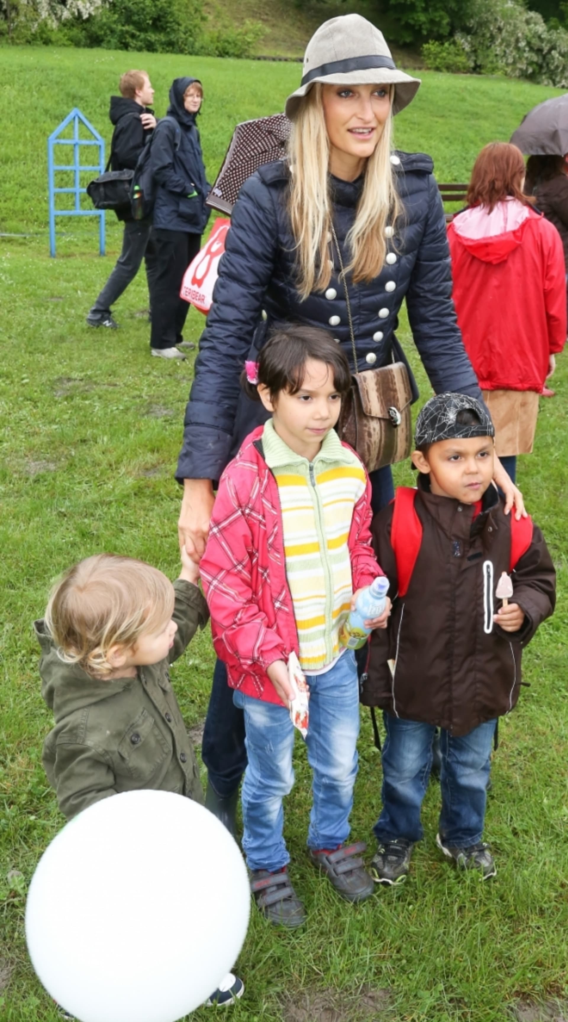 Tereza s dětmi z dětských domovů, pro které na Petynce uspořádala Dětský den