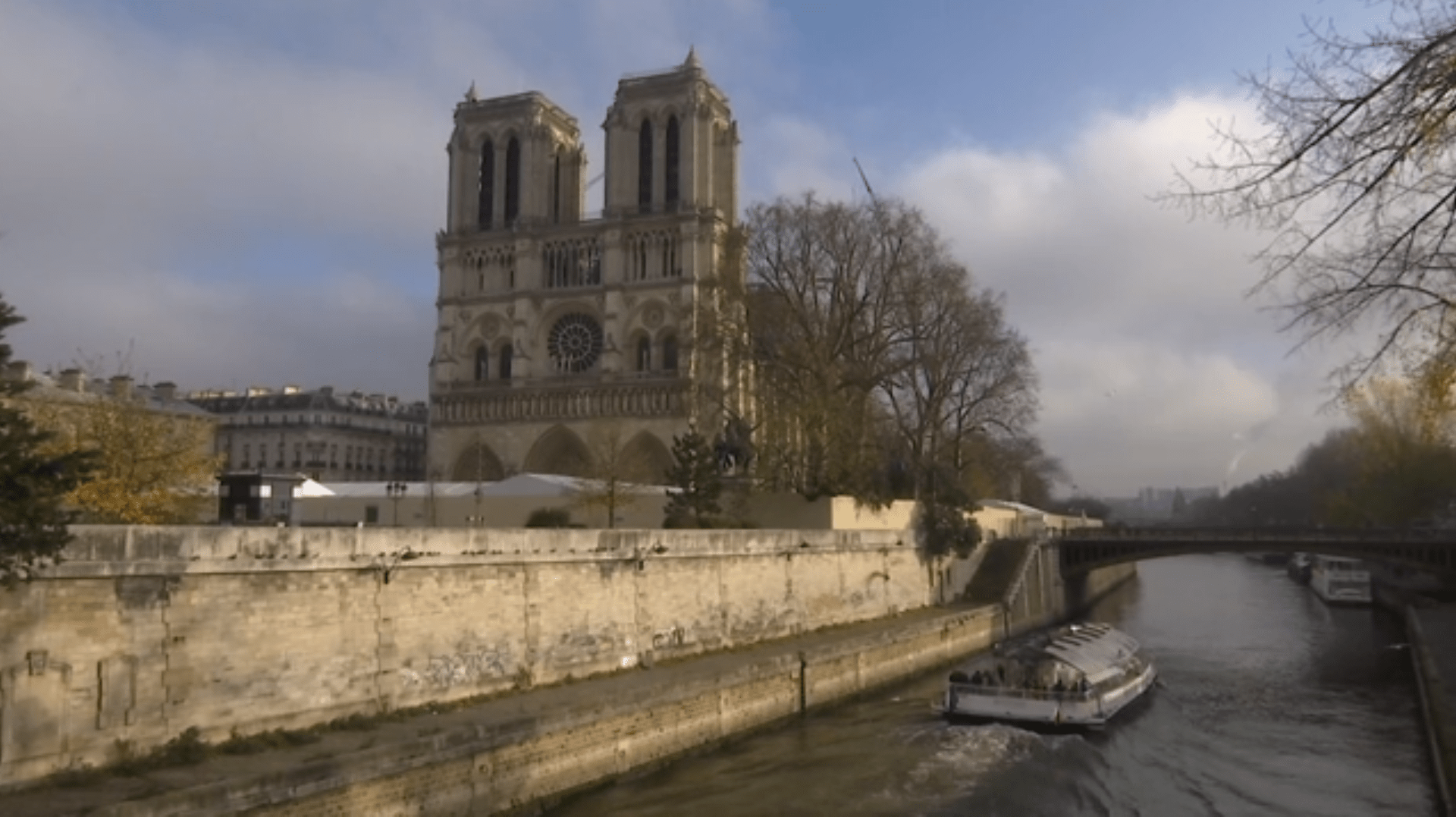Katedrála Notre-Dame po 8 měsících od zničujícího požáru