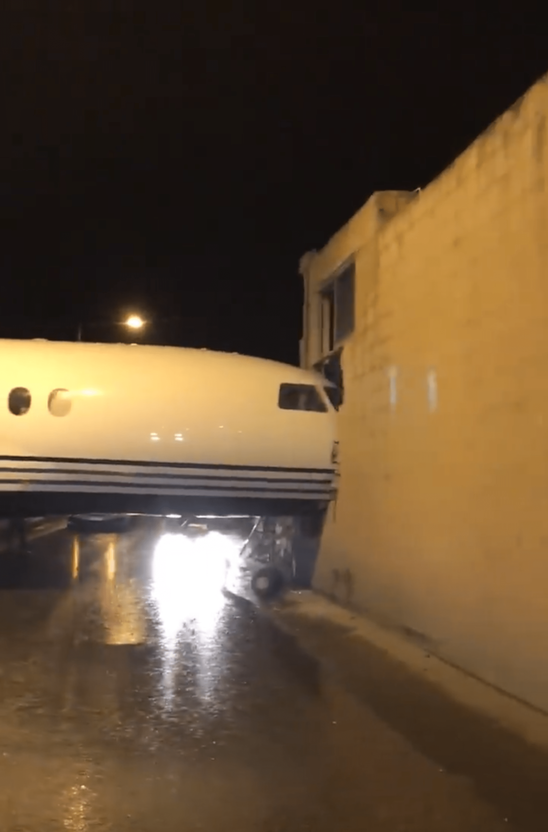 Soukromé letadlo prorazilo jednu z budov na maltském letišti
