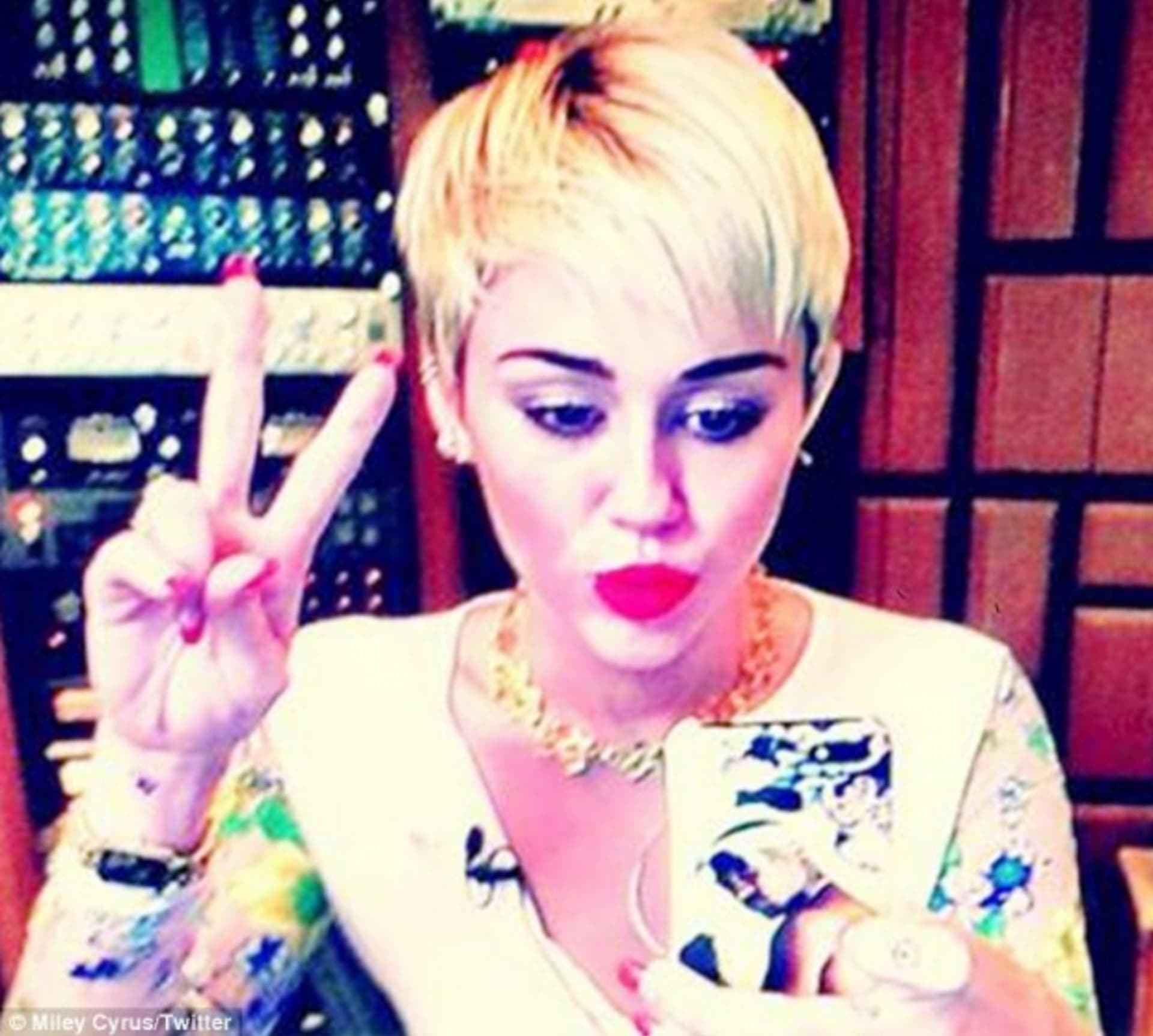 Miley Cyrus tentokrát blonďatá