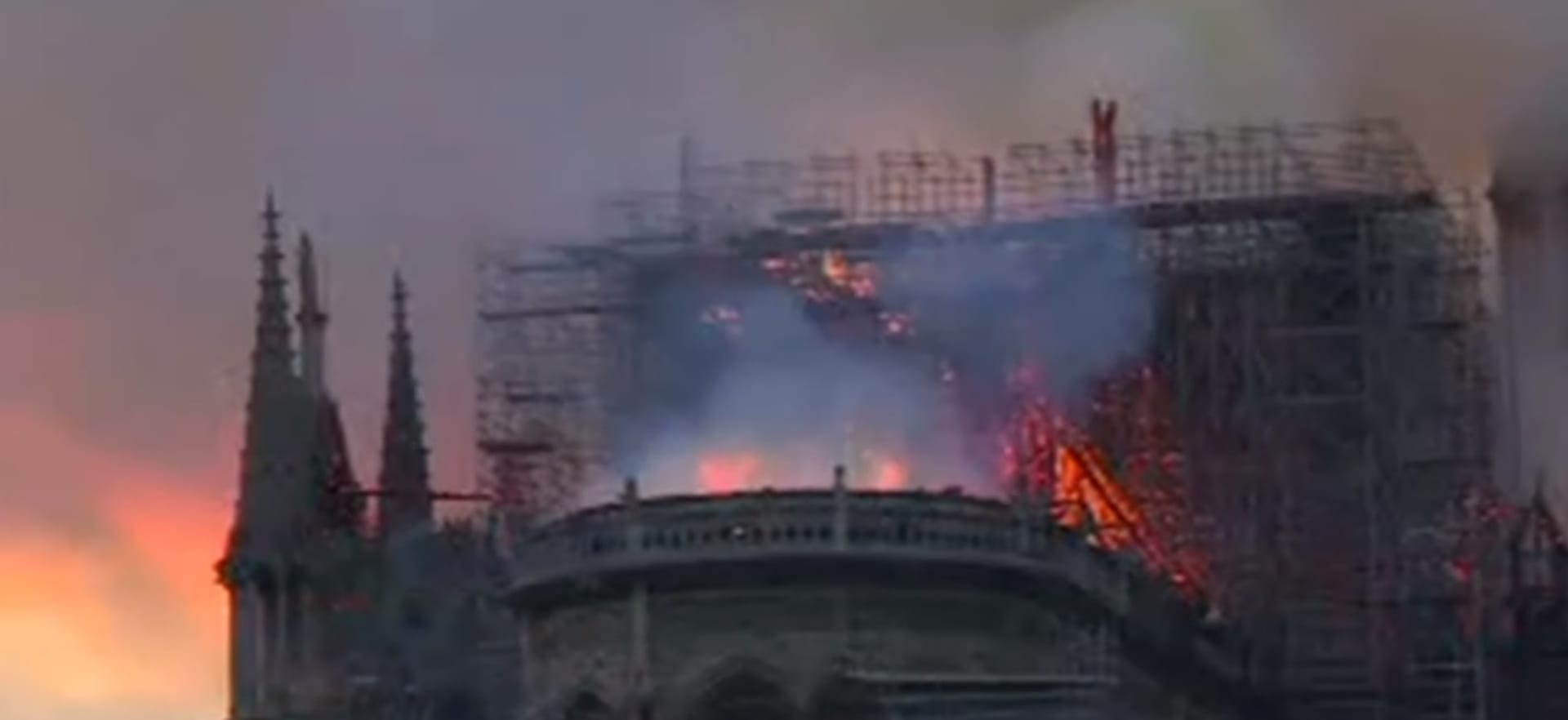 Notre-Dame hoří foto youtube