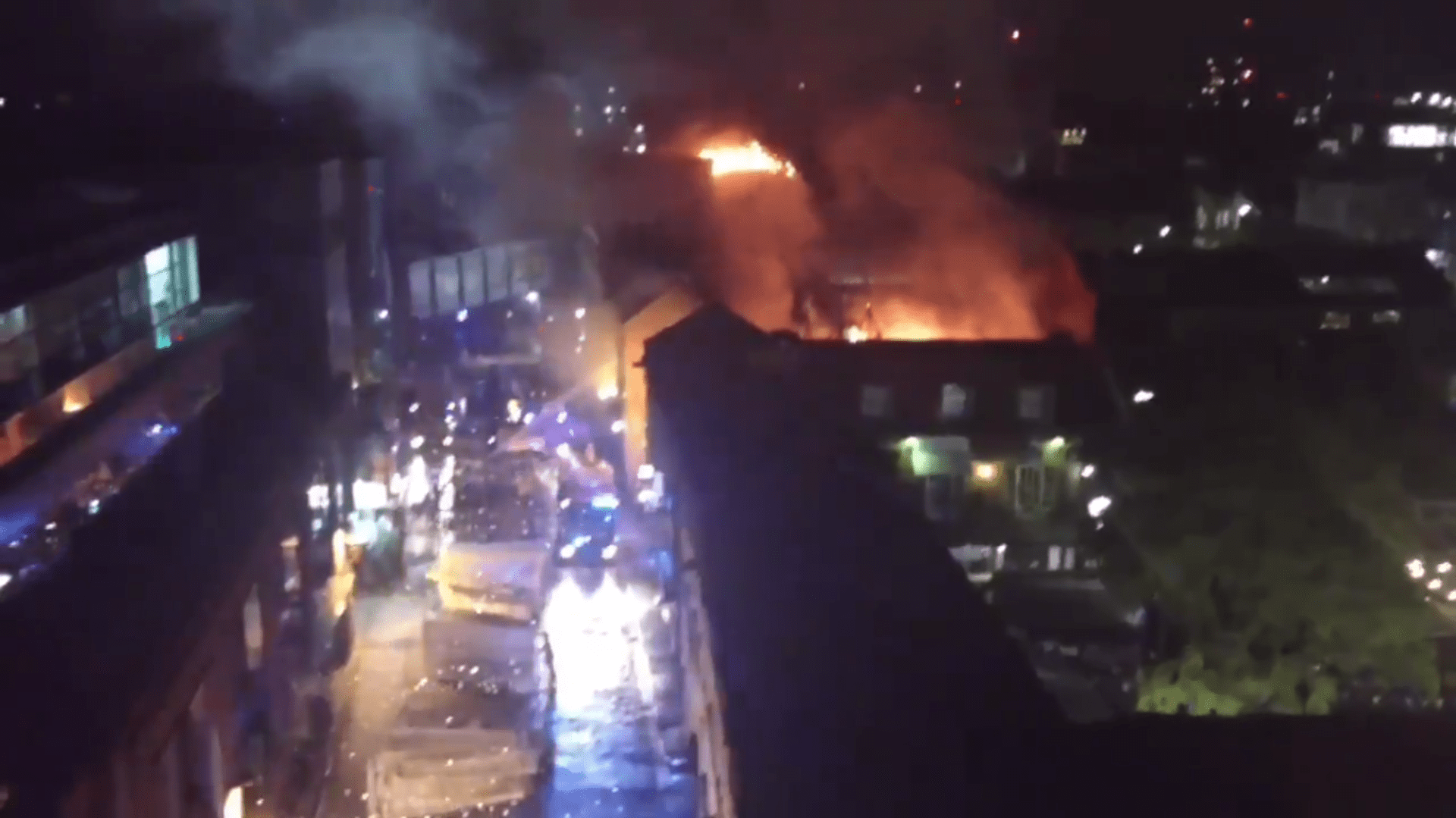 Slavný Camden Market v Londýně zachvátil požár