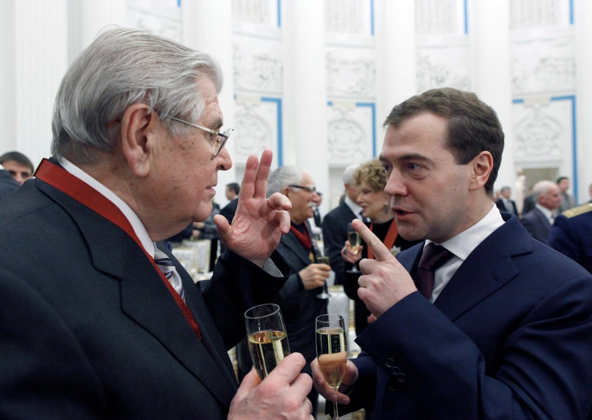 Dmitrij Medveděv s poslancem Státní dumy u sklenky šampaňského