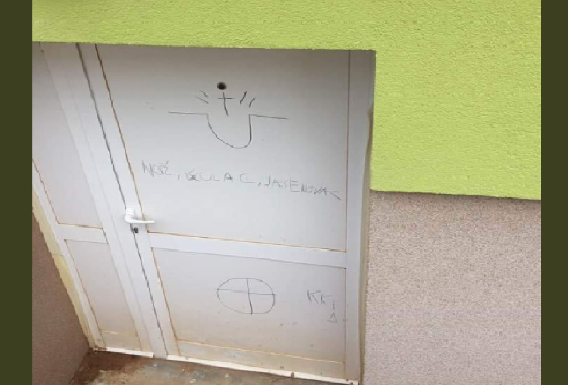 nápis na dveřích Češky žijící v Zadaru foto twitter Jure Zubčić