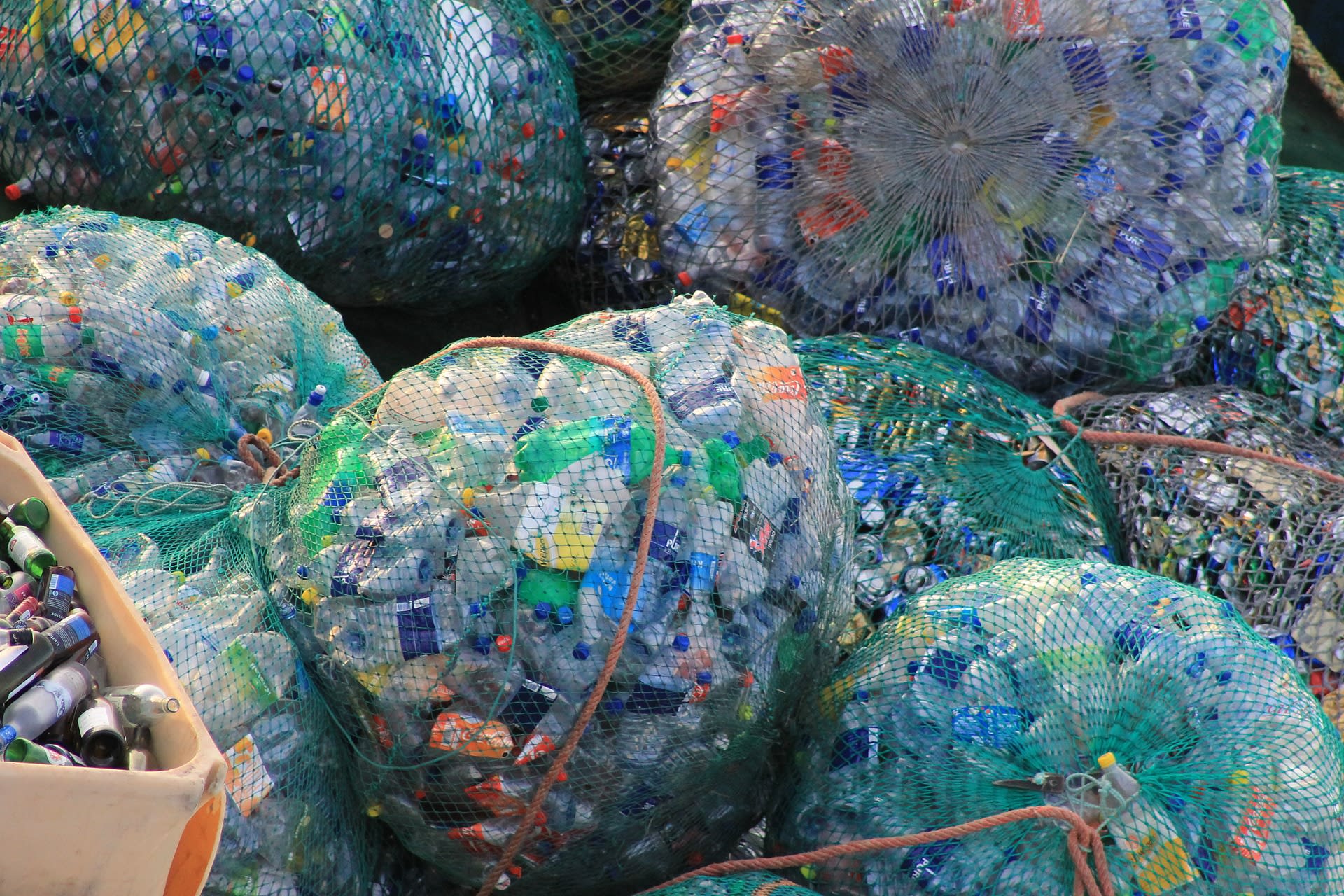 Podíl zrecyklovaných plastů se snižuje, žluté kontejnery nepomáhají, říká iniciativa Zálohujme