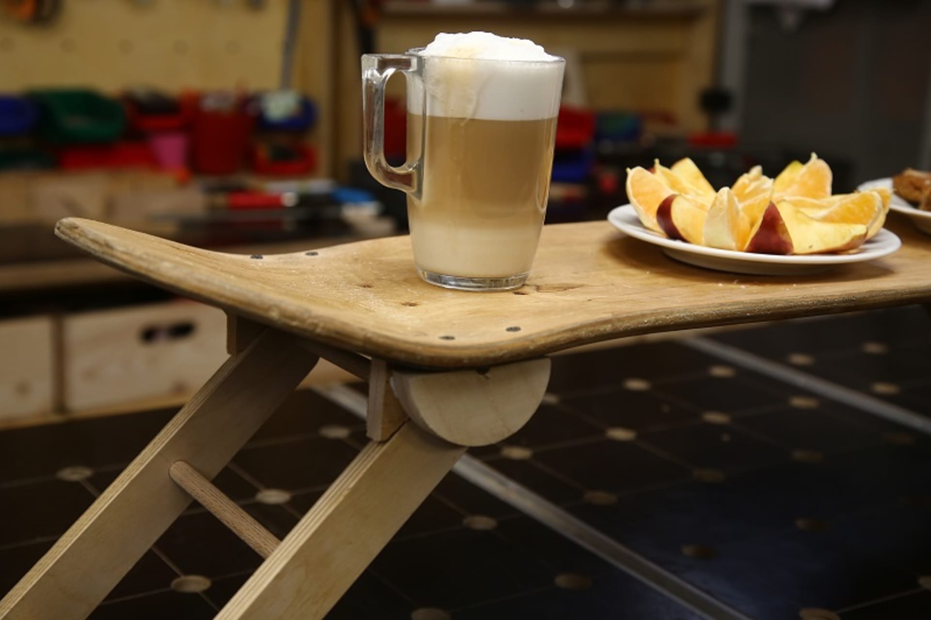 Ze starého skateboardu vyrobte snídaňový stolek do postele