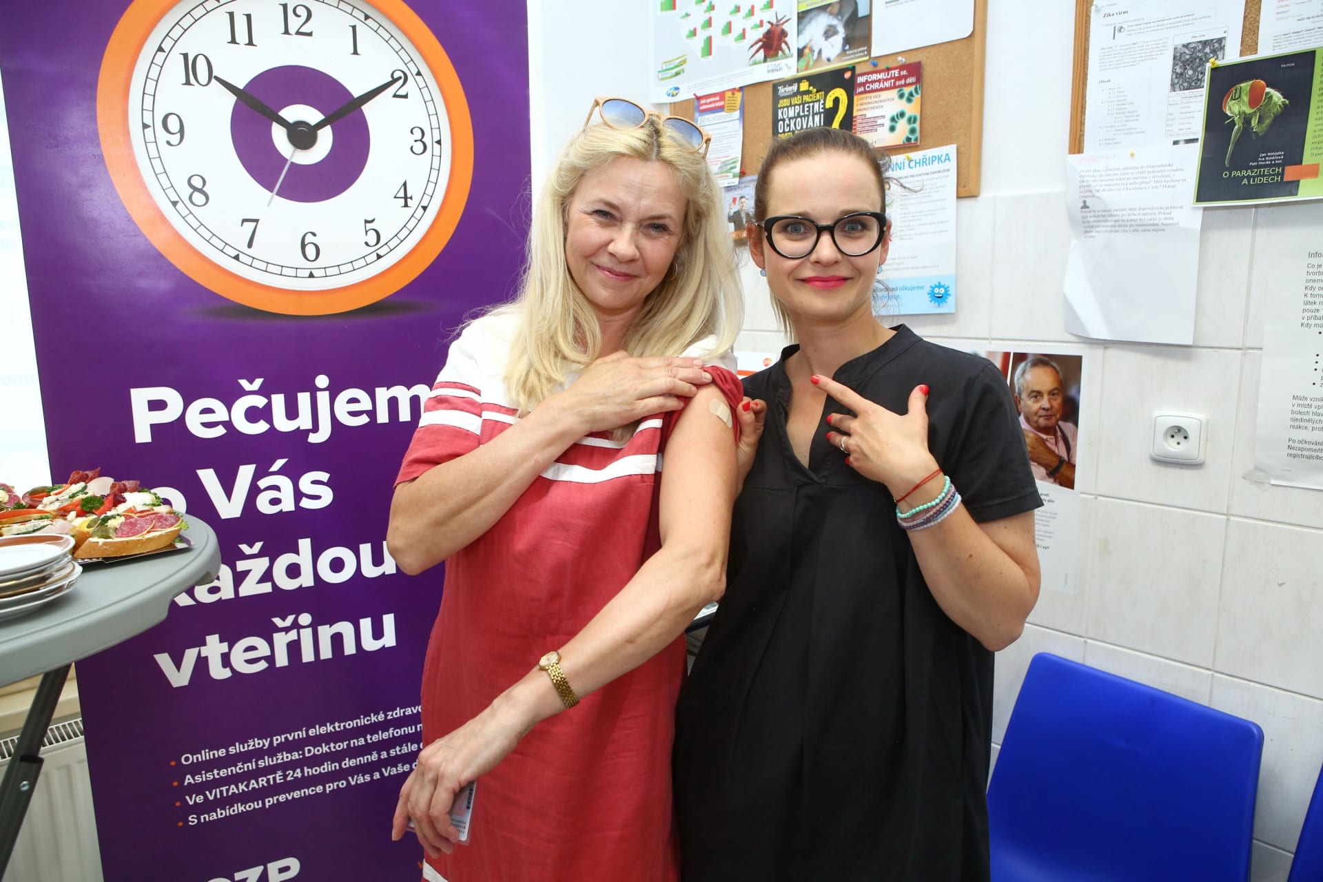 Saša Rašilov, Kristýna Kociánová a další herci ze seriálu Modrý kód a Krejzovi se nechali očkovat