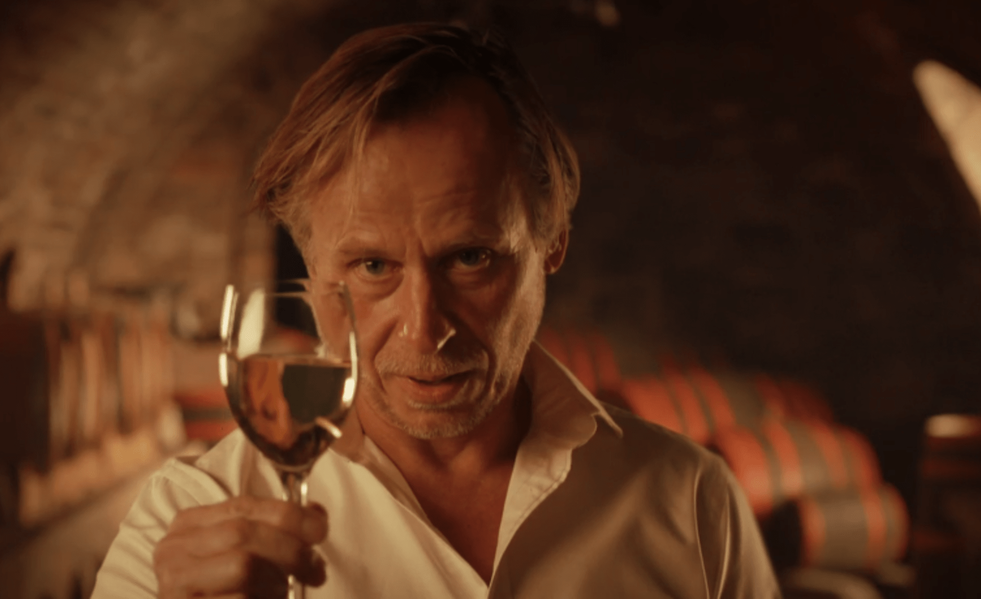 Křižan (Karel Roden) je architekt s láskou k vínu