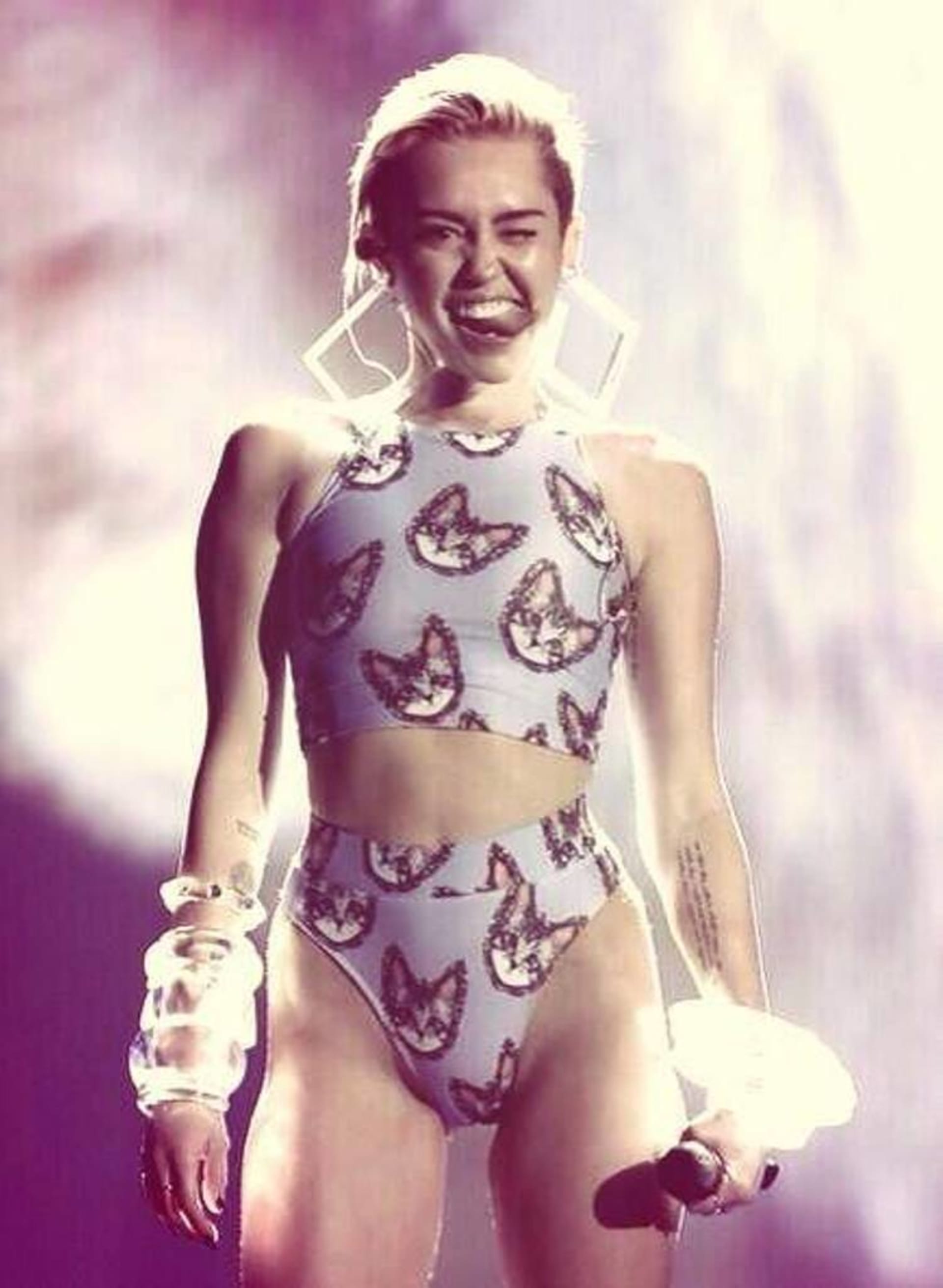 Na svá vystoupení si Miley Cyrus vybírá už jen extravagantní oblečení