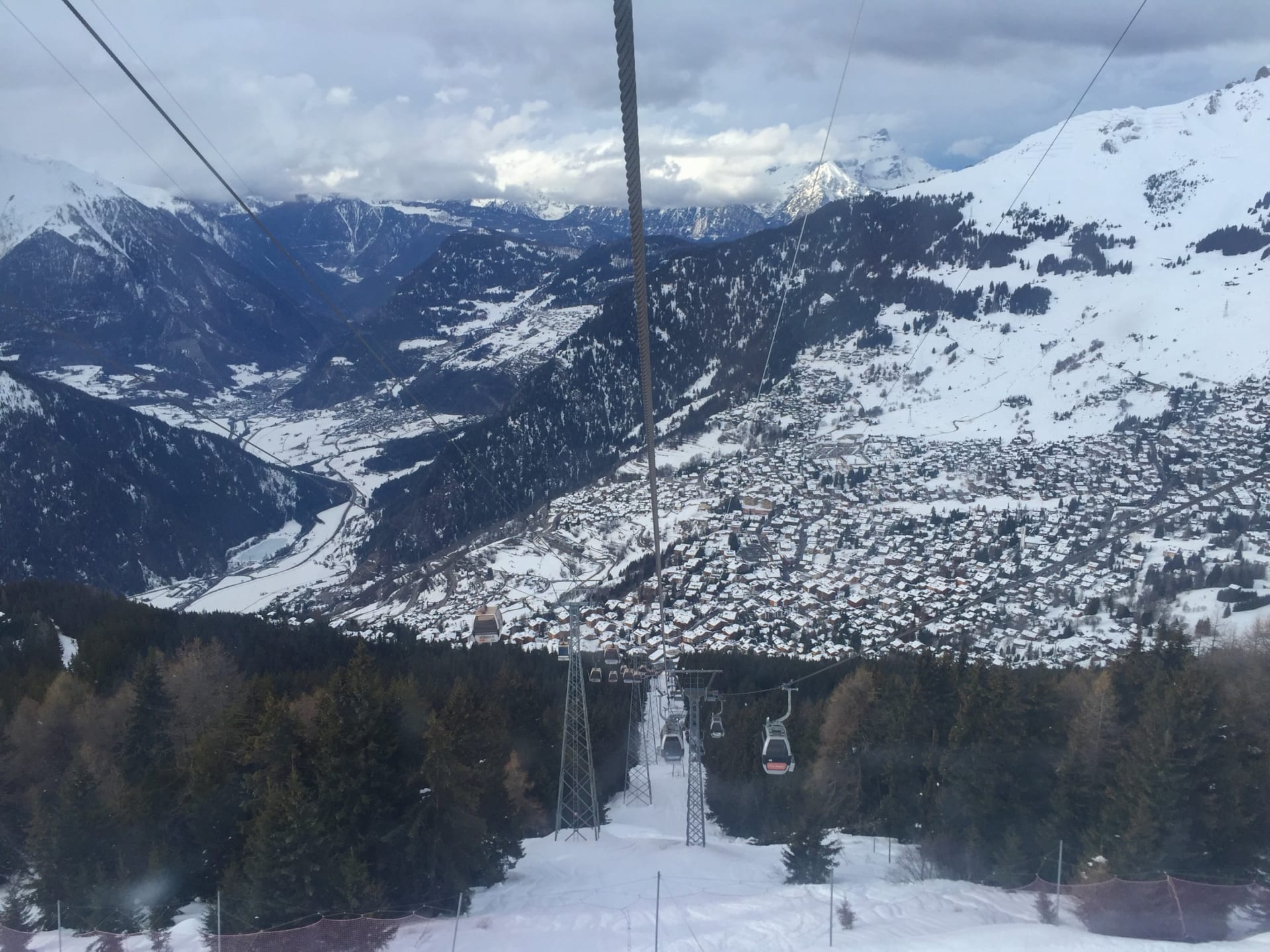 Pohled na Verbier při jízdě kabinkou, Švýcarsko