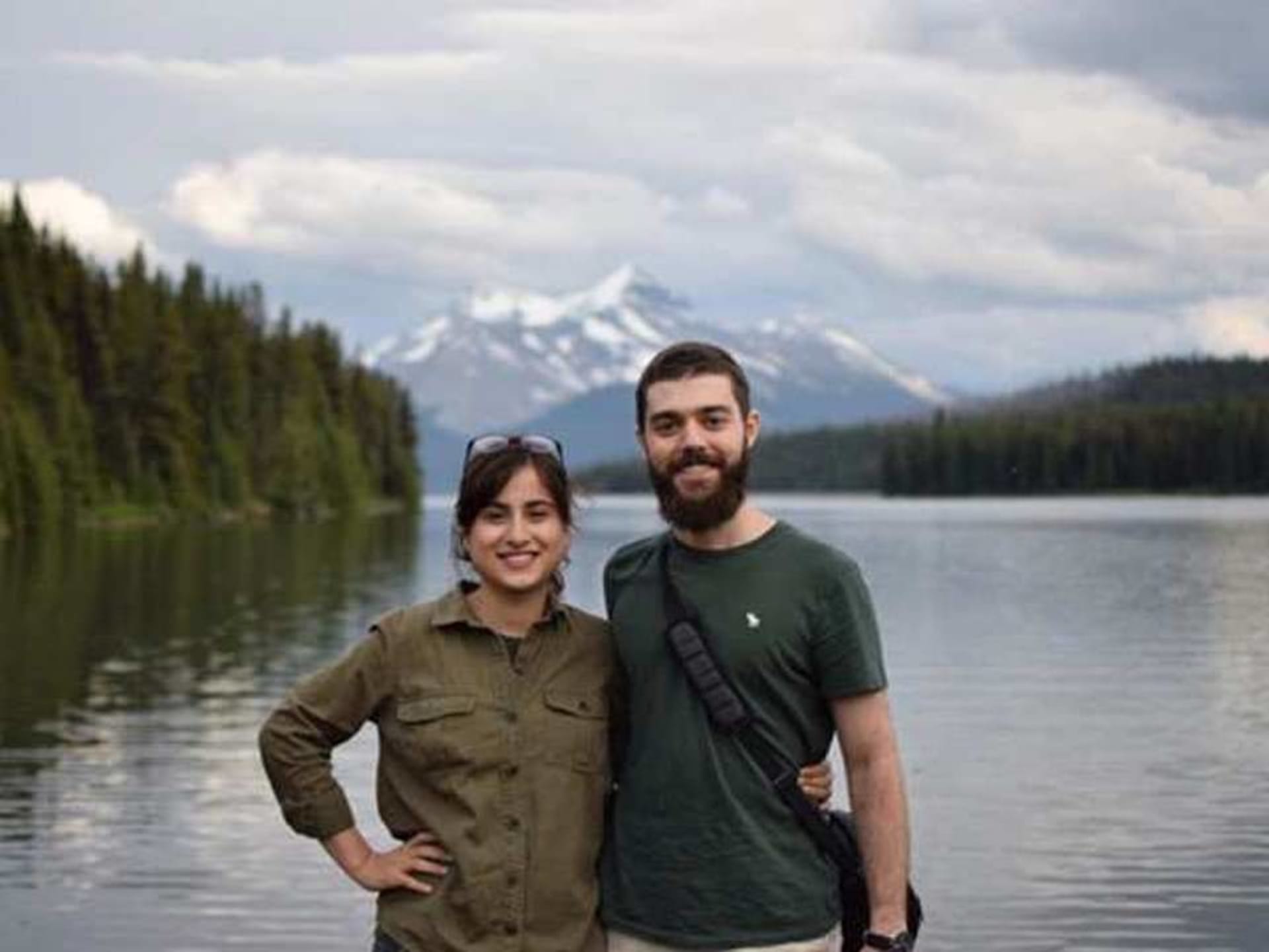 Novomanželský pár Arash Pourzarabi a Pouneh Gourjiová, kteří zahynuli při leteckém neštěstí v Íránu