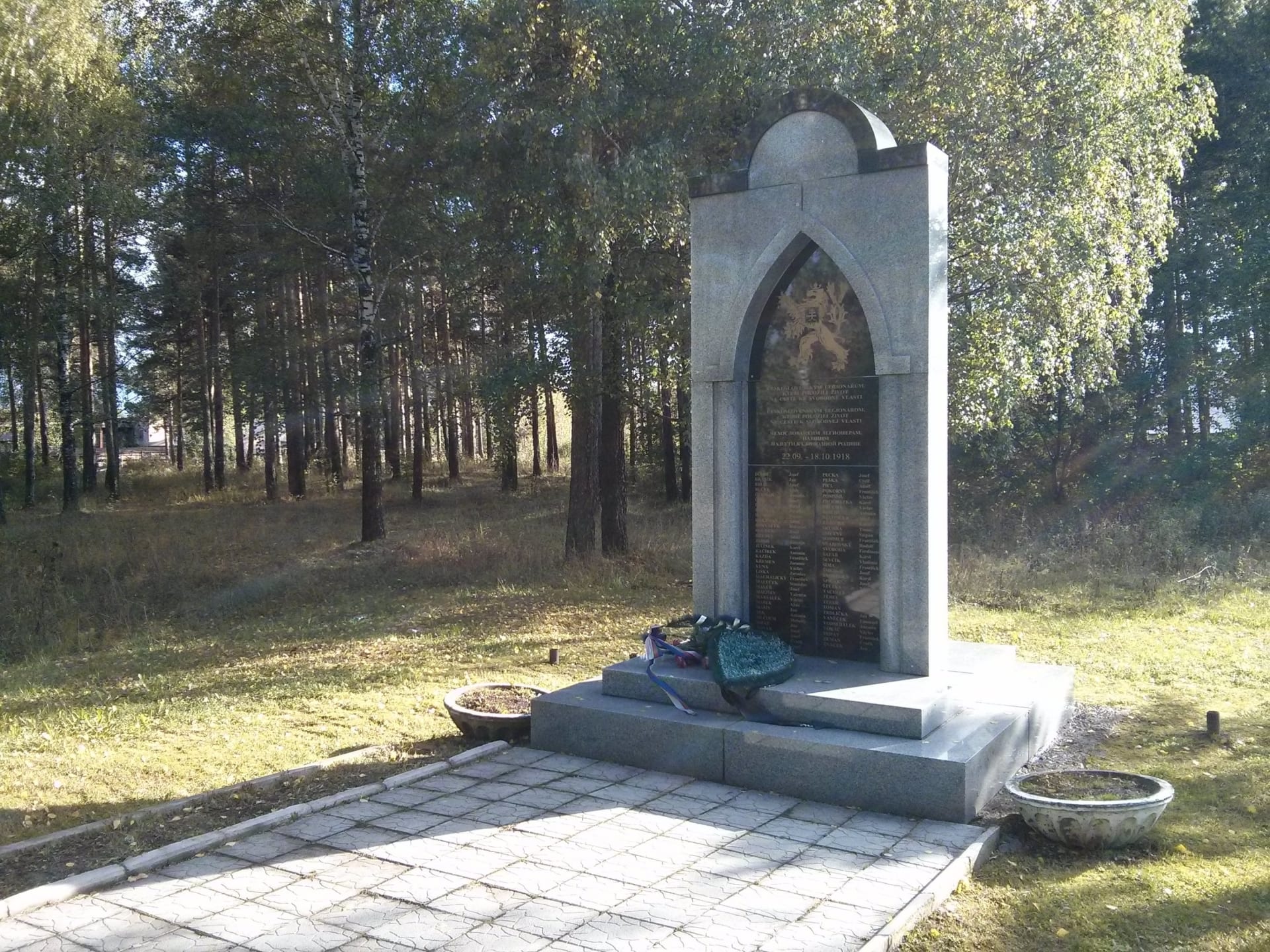 Pomník československým legionářům v uralském Nižním Tagilu. Památník se nachází na pozemku dětského domova