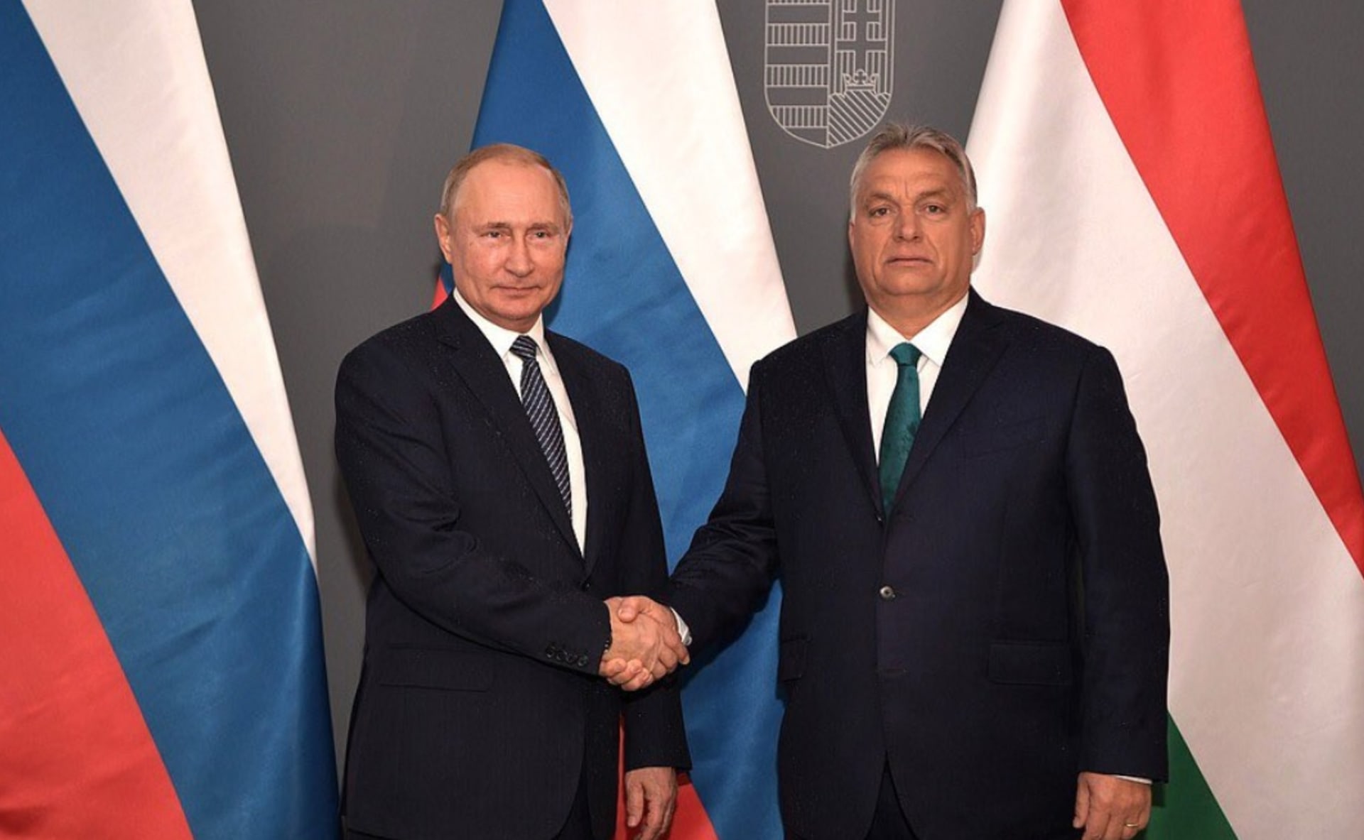 Vladimir Putin a Viktor Orbán se sešli na summitu v Číně. 