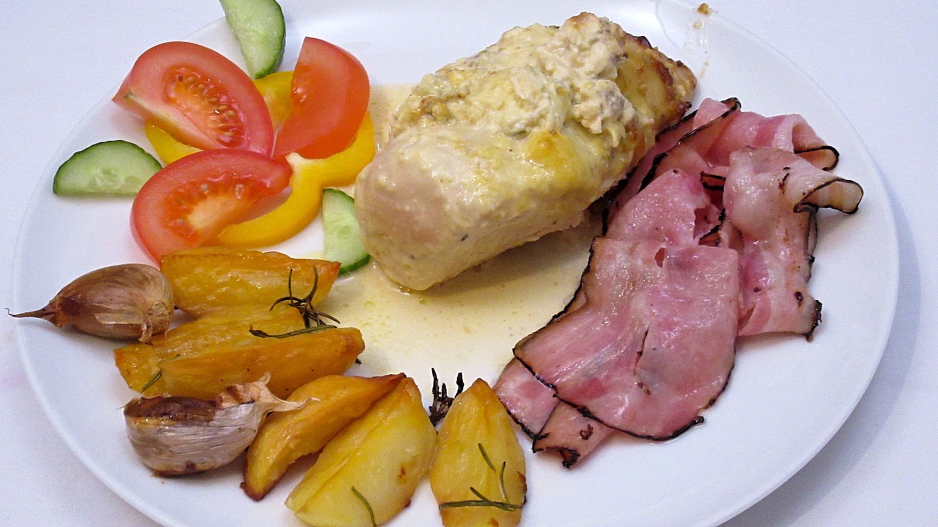 Kuřecí prsa v majonéze s nivou a opečenou slaninou, opečené brambory s česnekem a rozmarýnem