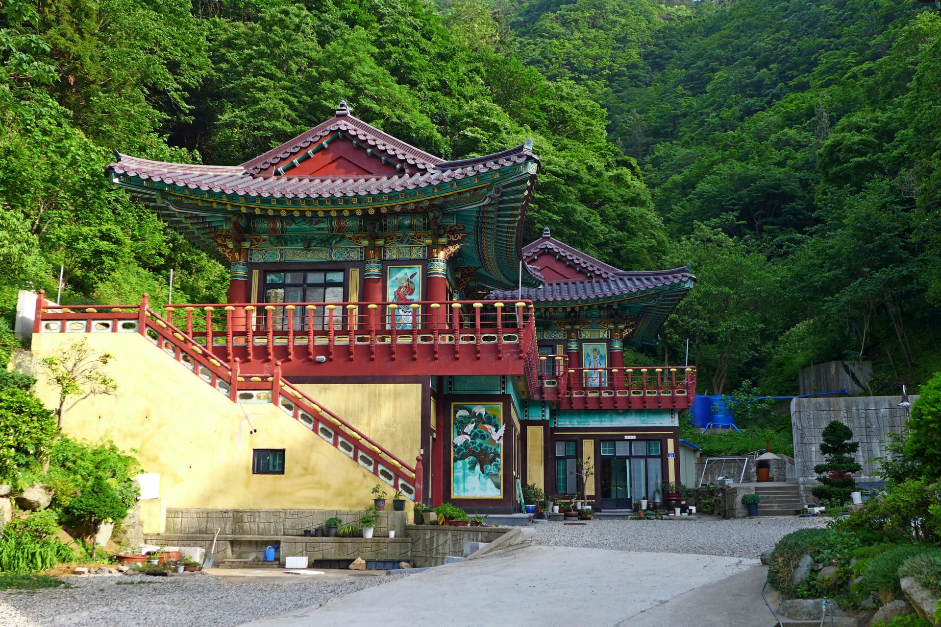 Na korejském ostrově Ulleungdo najdete nejen oslnivá zákoutí s vodopády, ale také chrámy a zalesněné hory