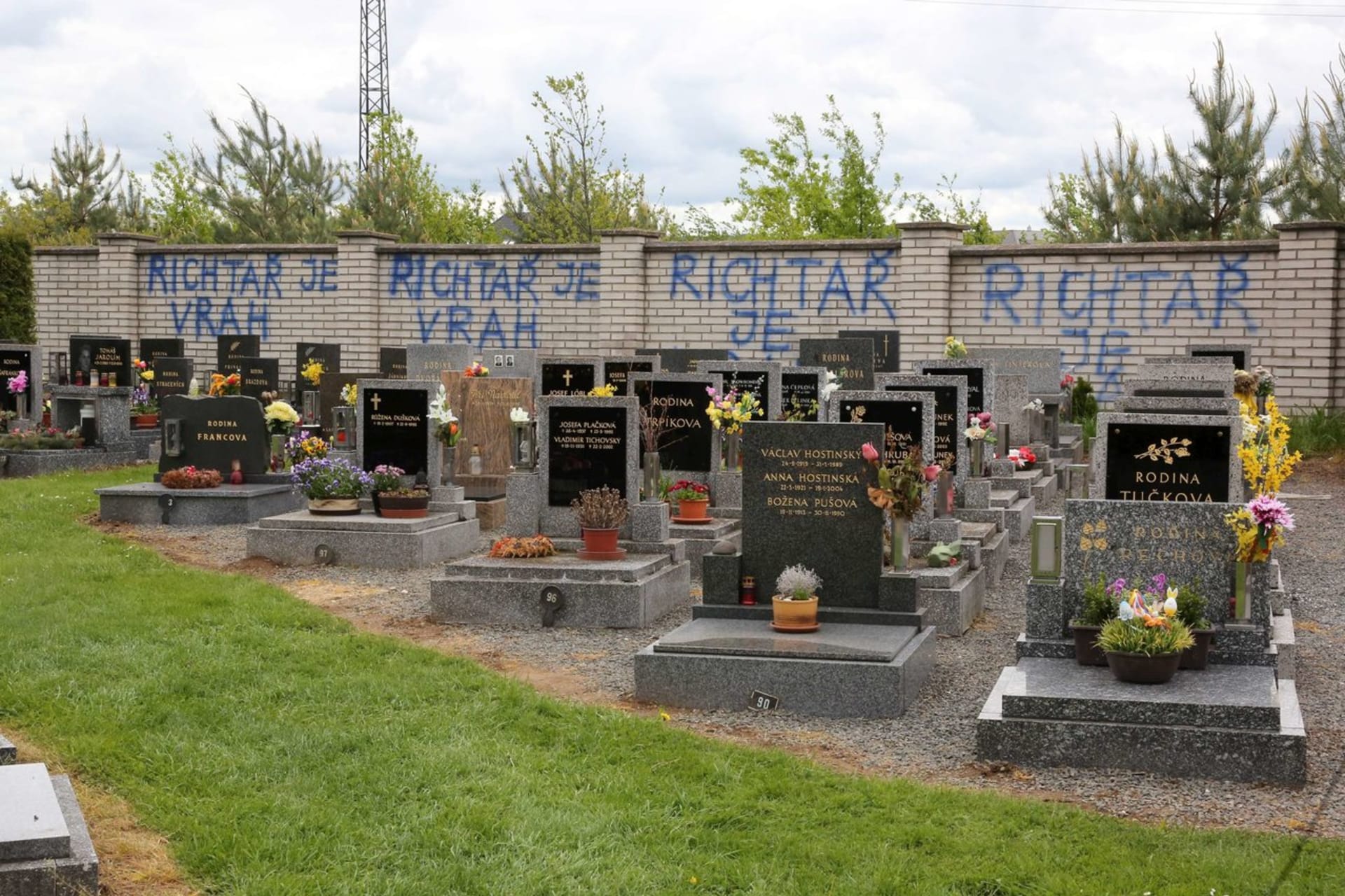Hřbitovní zeď vandal popsal nápisem Rychtář je vrah