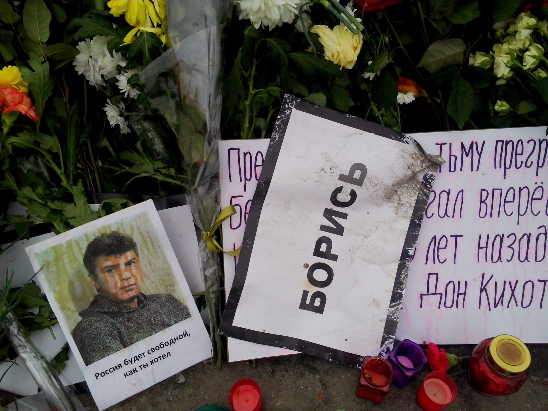 Pieta na místě vraždy Borise Němcova