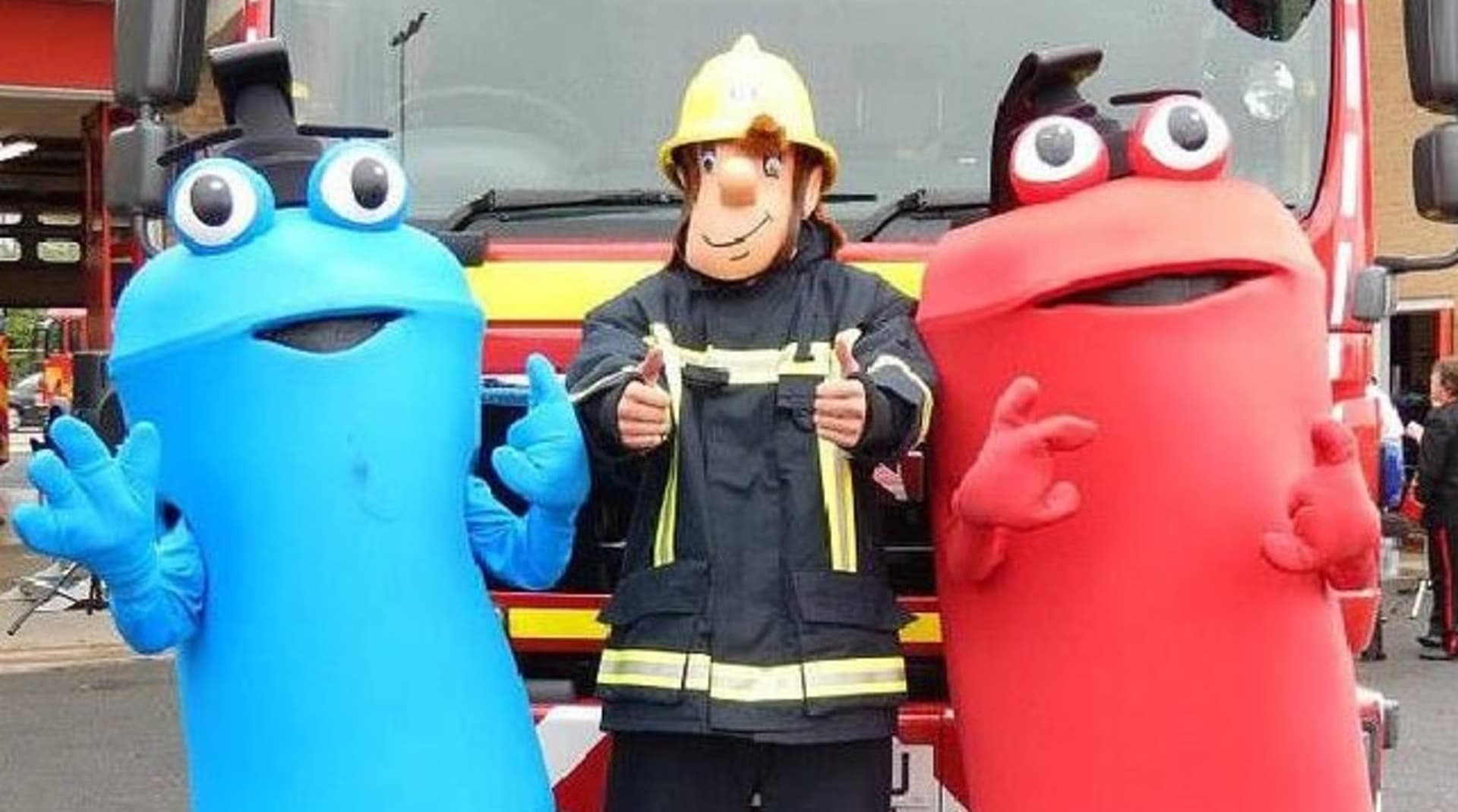 Hasič Sam a dvě postavičky hasicích přístrojů