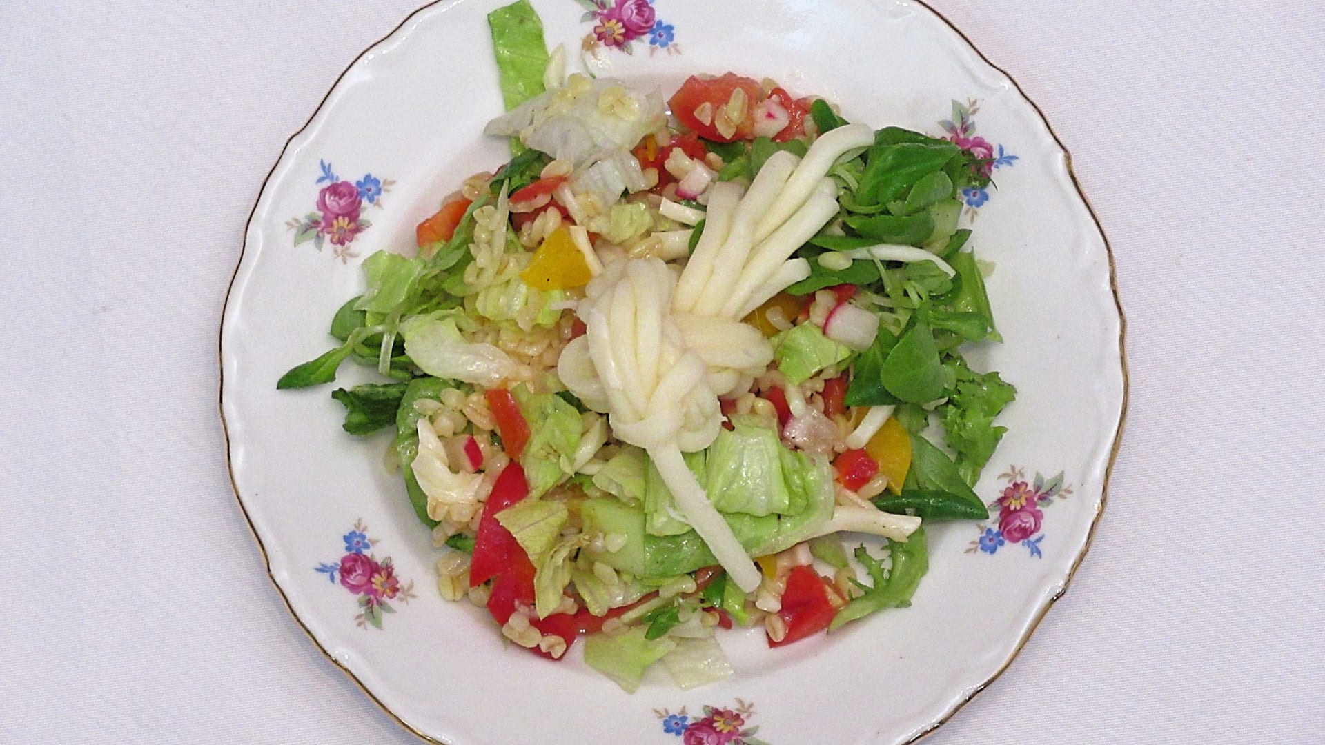 Zeleninový salát s domácím bulgurem a sýrem