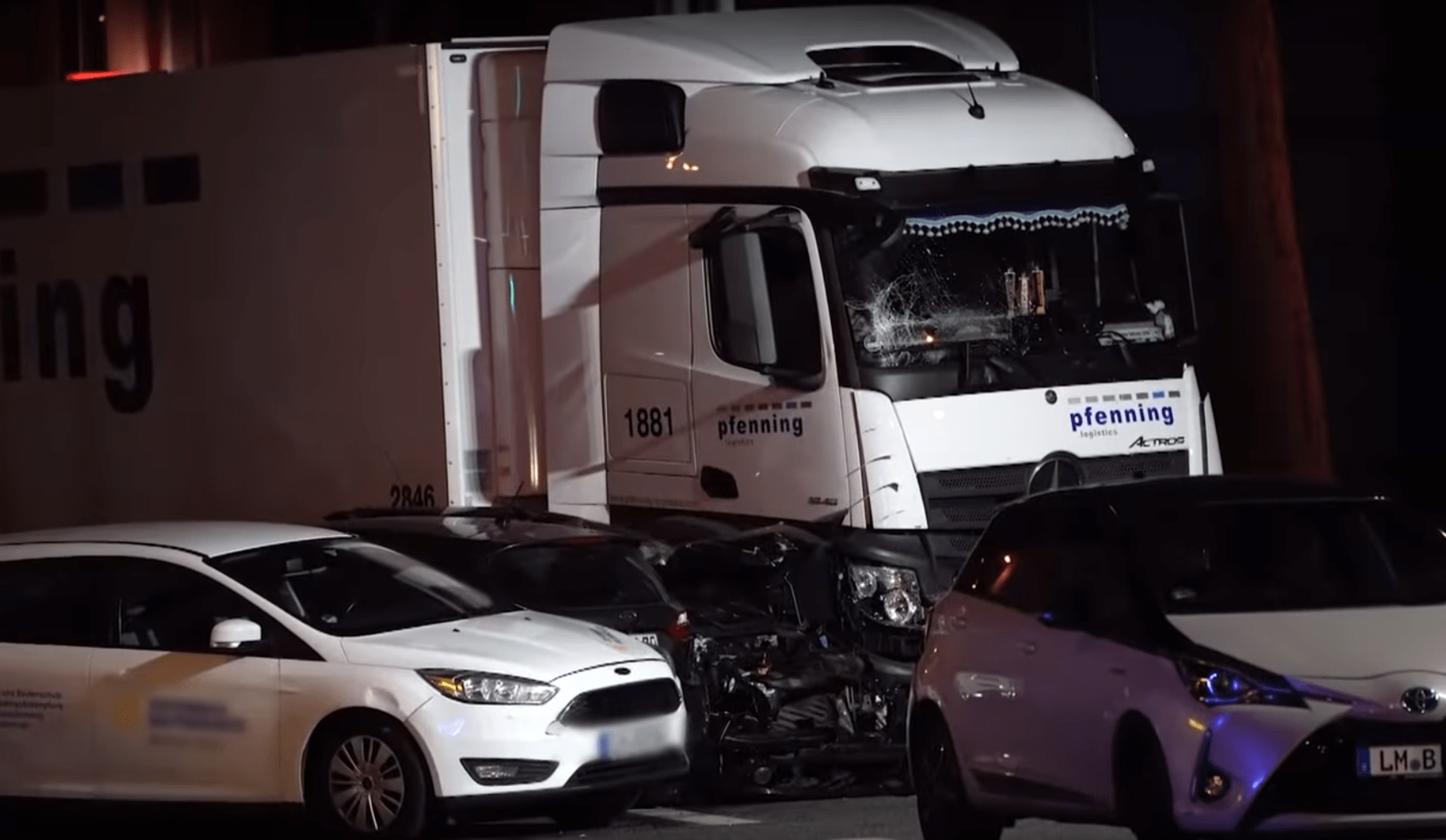 Kamion najel v německém Limburgu do několika aut